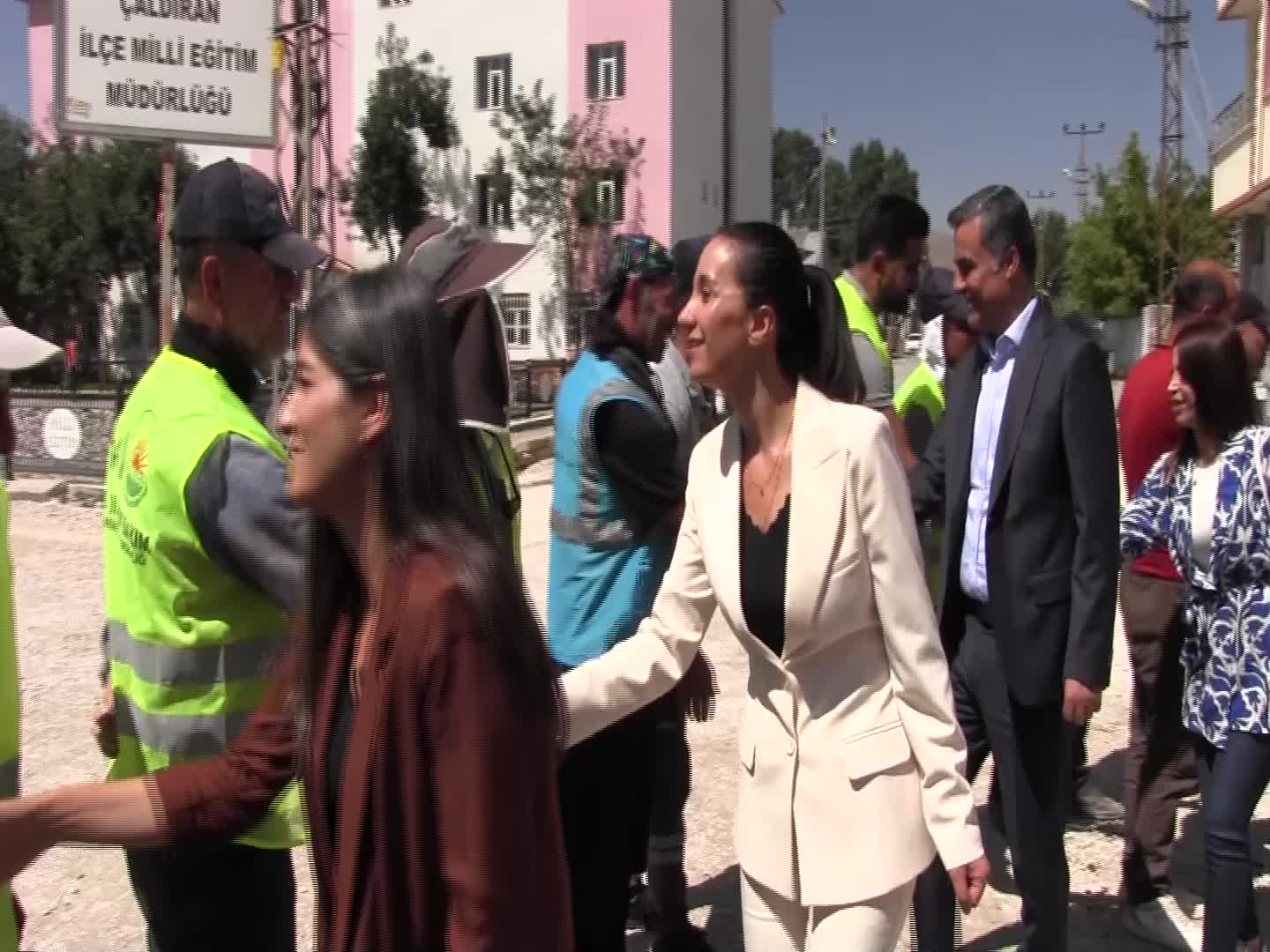 Van'ın Çaldıran ilçesinde sokaklar 37 yıl sonra asfaltla buluştu