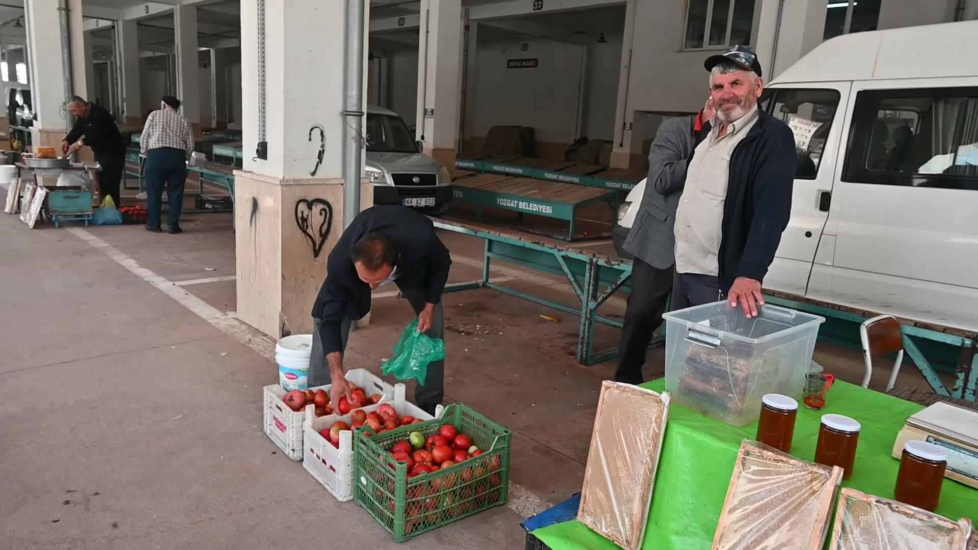 Yozgatlı pazarcı: "Pazarlar ucuz ama kredi kartı olmadığı için herkes marketten alıyor"