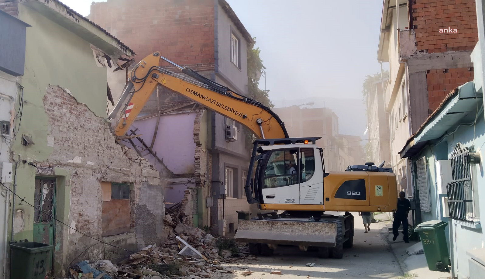 Osmangazi'de metruk bina yıkımı devam ediyor