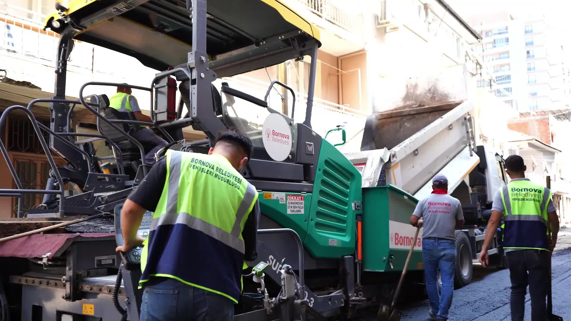 Bornova’nın sokaklarında asfalt seferberliği