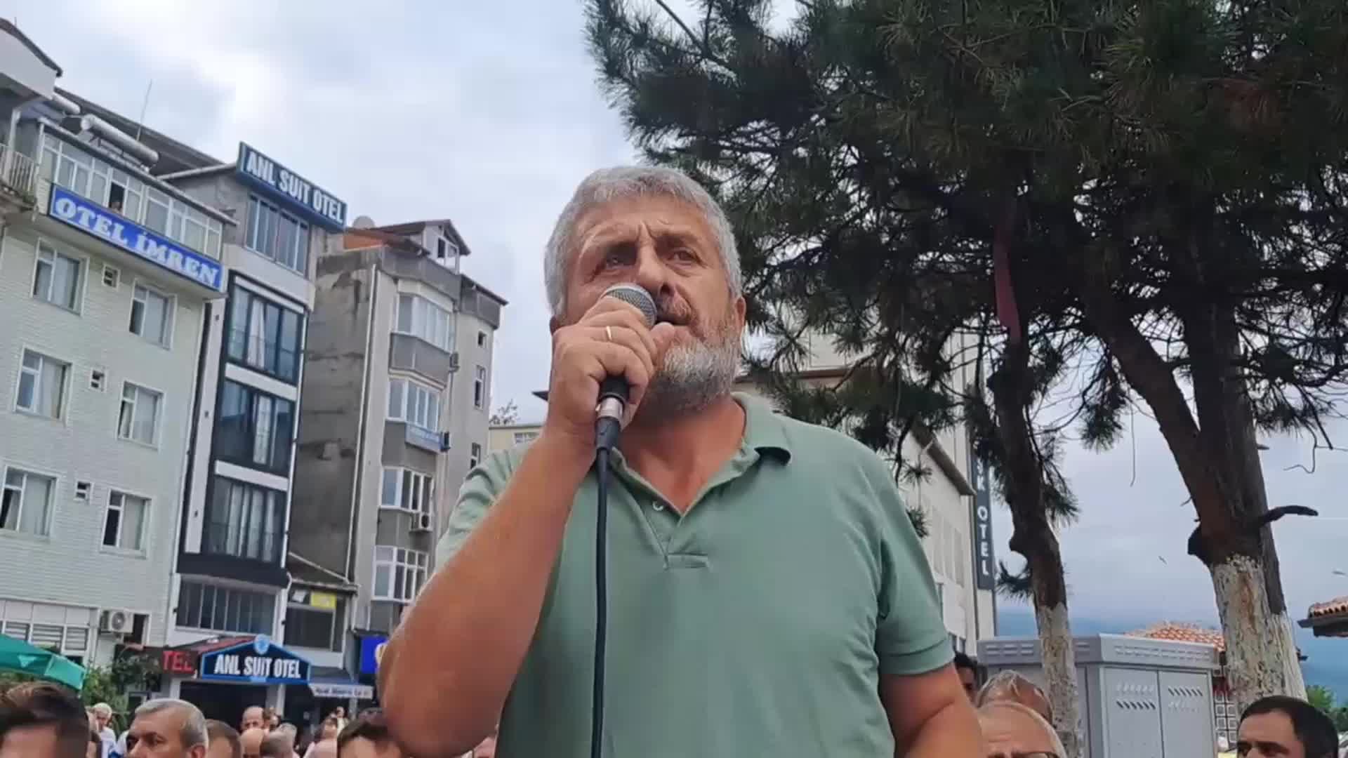 Ağaç kesimini engellemek isterken silahlı saldırı sonucu hayatını kaybeden Reşit Kibar,  Borçka'da defnedildi