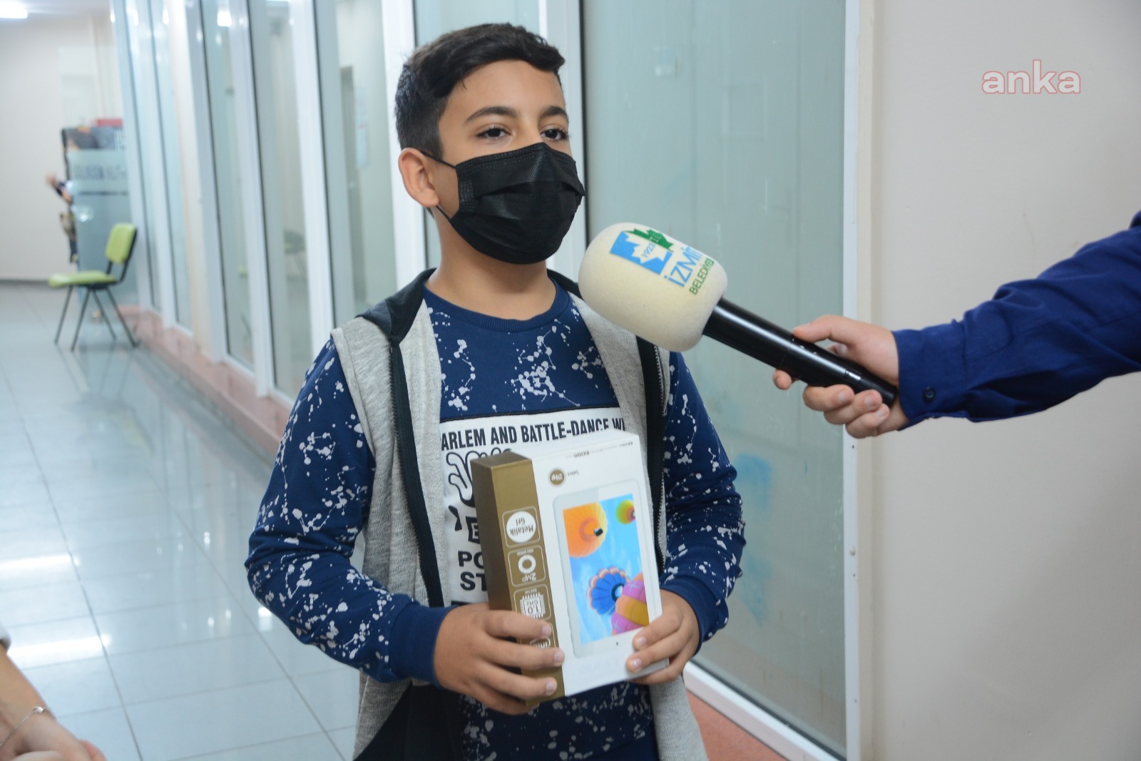 İZMİT'TE İHTİYAÇ SAHİBİ ÇOCUKLARIN YÜZÜ, "ASKIDA TABLET" İLE GÜLÜYOR