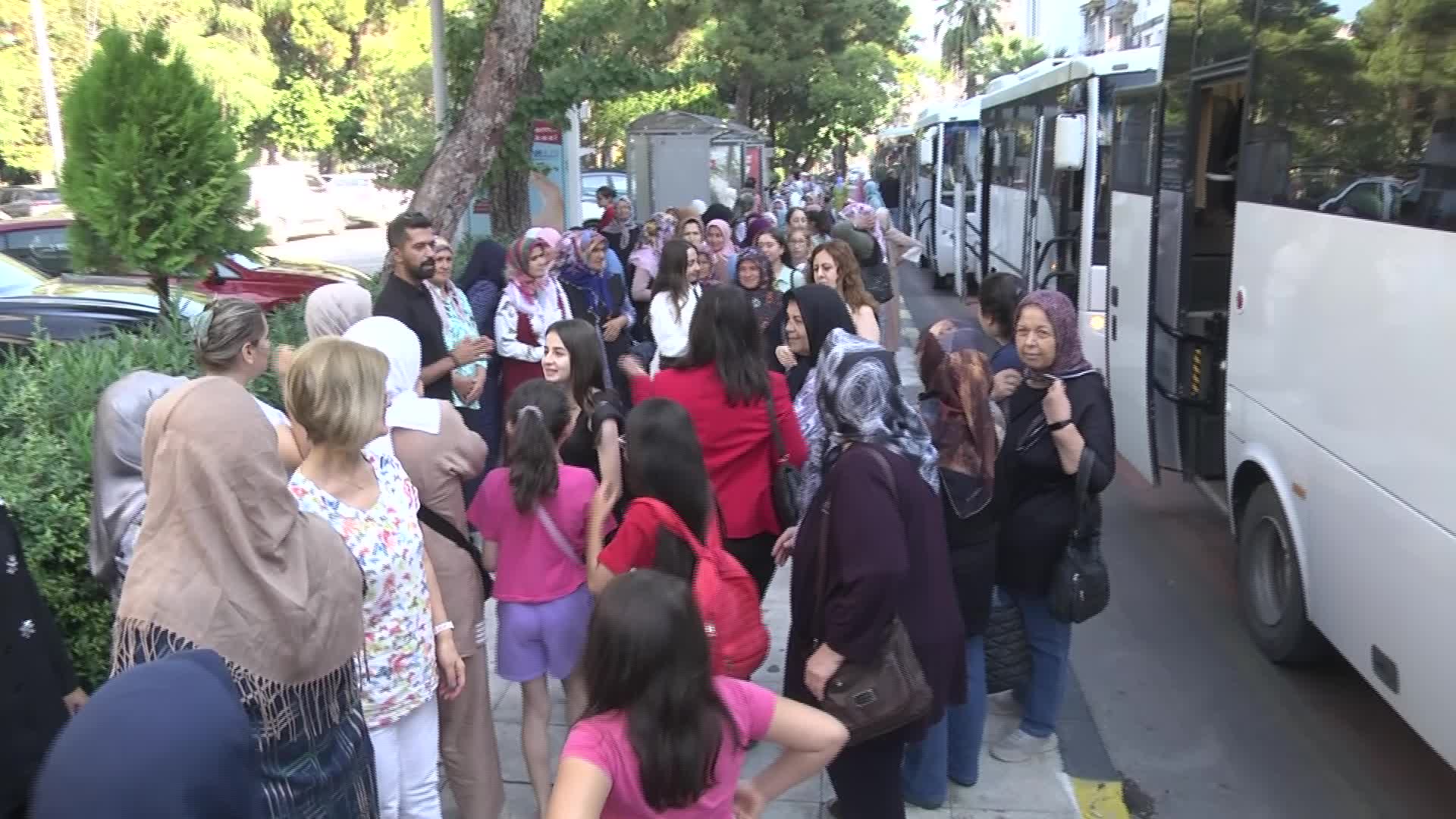 “Adım Adım Manisa” projesi, Demirci’den gelen 77 kişilik kadın kafilesinin ziyaretiyle başladı