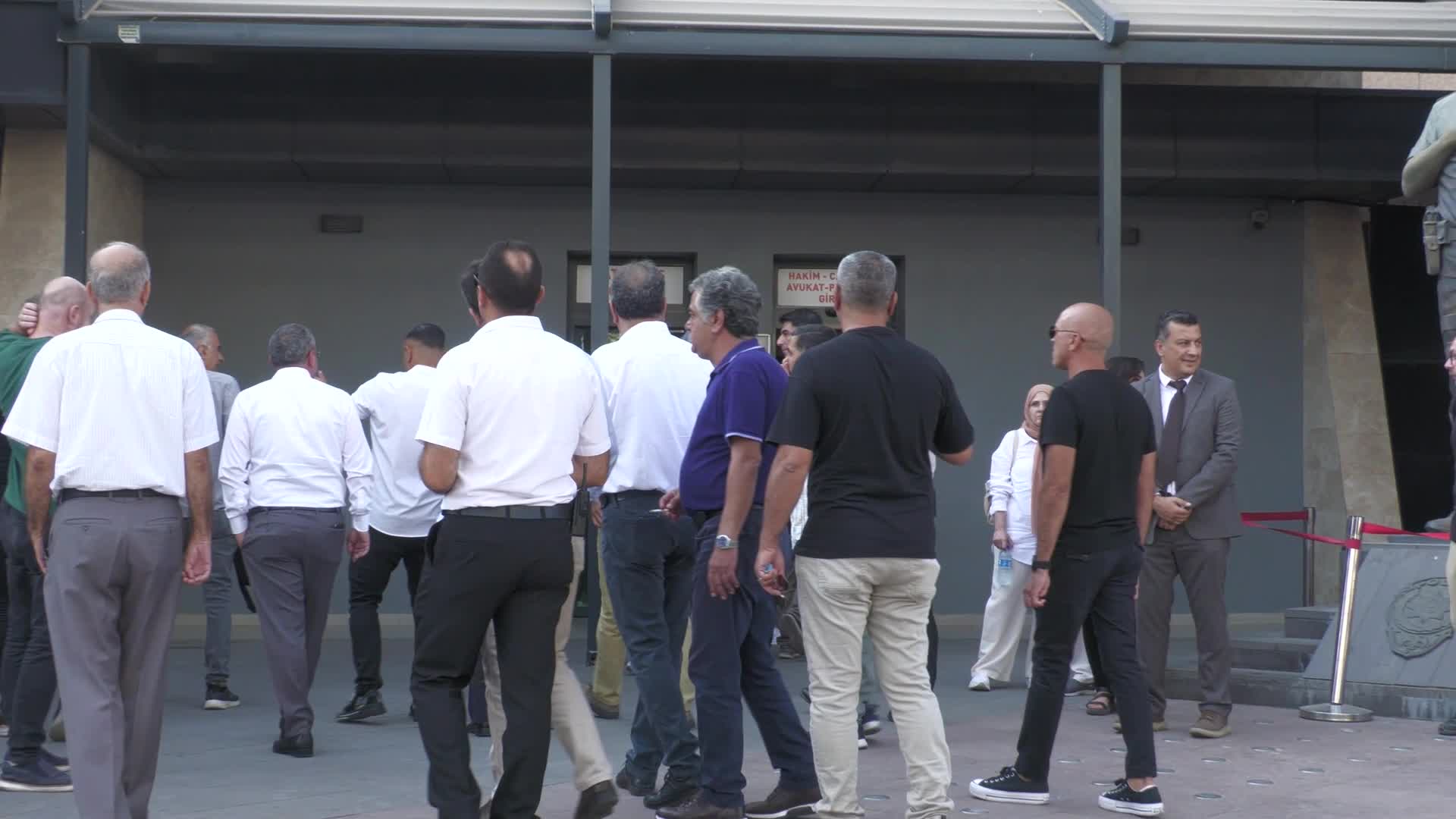 İzmir'de iki kişinin elektrik akımına kapılarak hayatını kaybettiği olayla ilgili açılan davada sanıklar ilk kez hakim karşısında