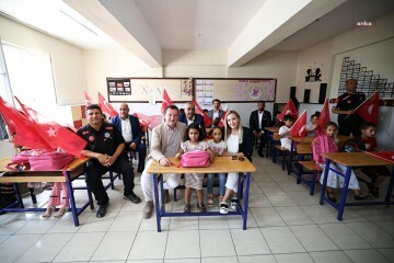 Silivri Belediyesi’nden Hatay’ın Kumlu ilçesindeki ilkokul öğrencilerine çanta ve kırtasiye desteği