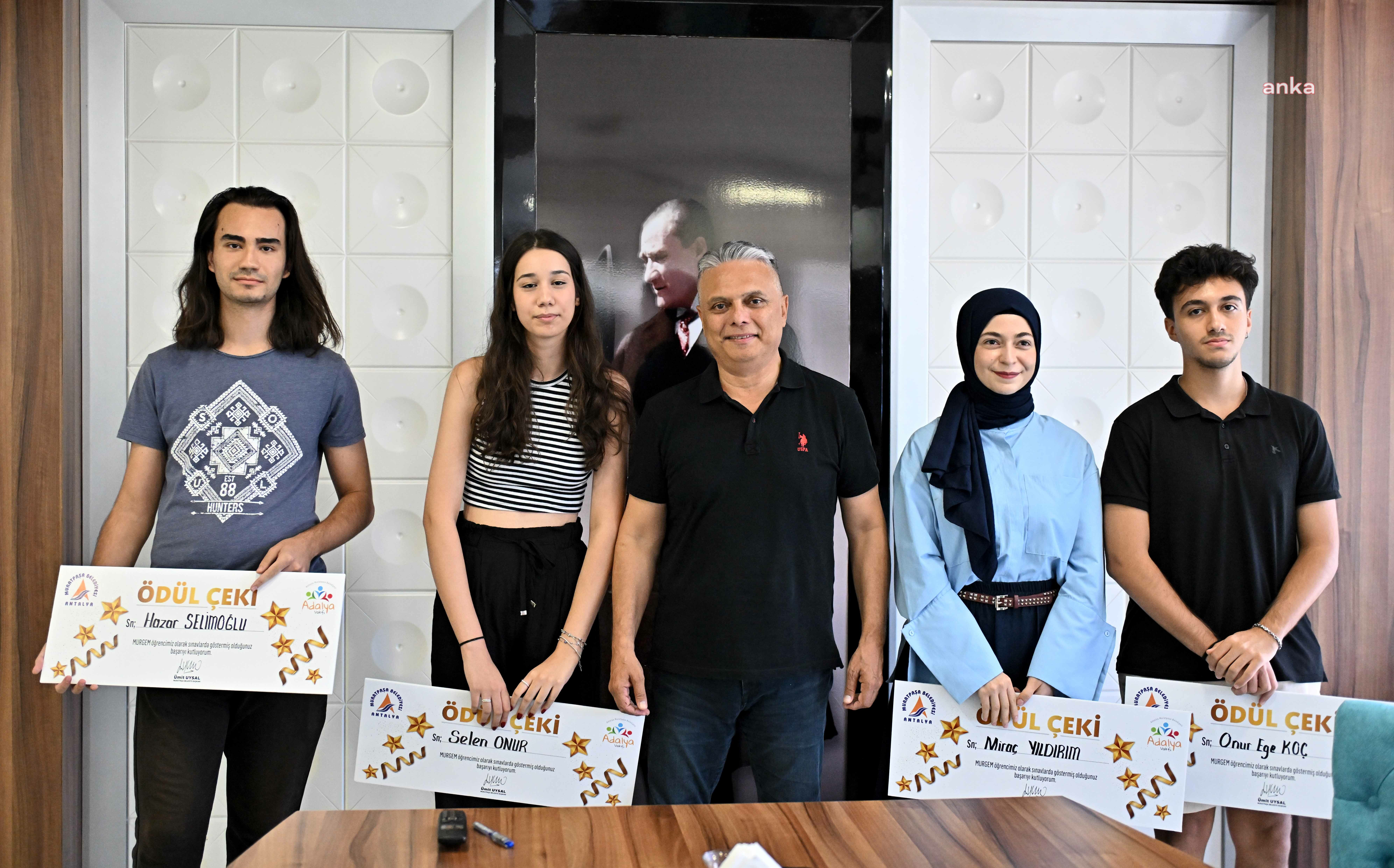 Muratpaşa Belediye Başkanı Uysal, 2024 YKS’de başarılı olan öğrencileri ödüllendirdi