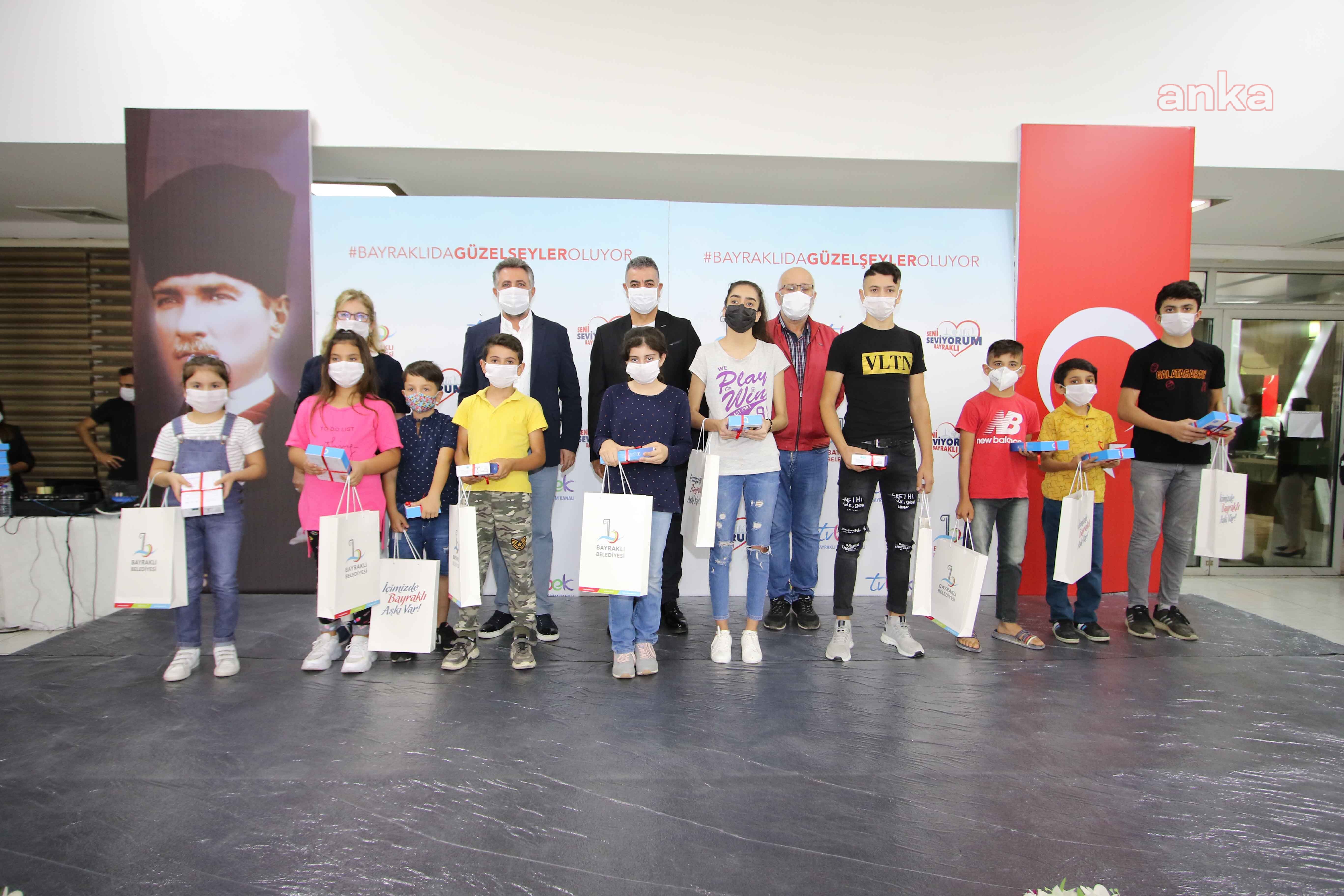 BAYRAKLI'DA ÖĞRENCİLERE TABLET DAĞITIMI BAŞLADI