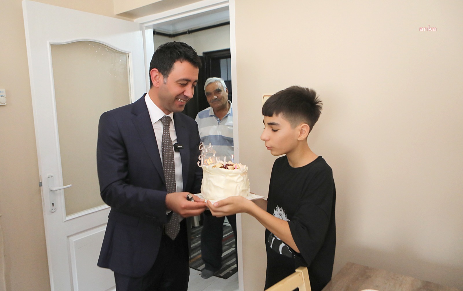 Bayraklı Belediye Başkanı Önal’dan afetzede Arda’ya doğum günü sürprizi
