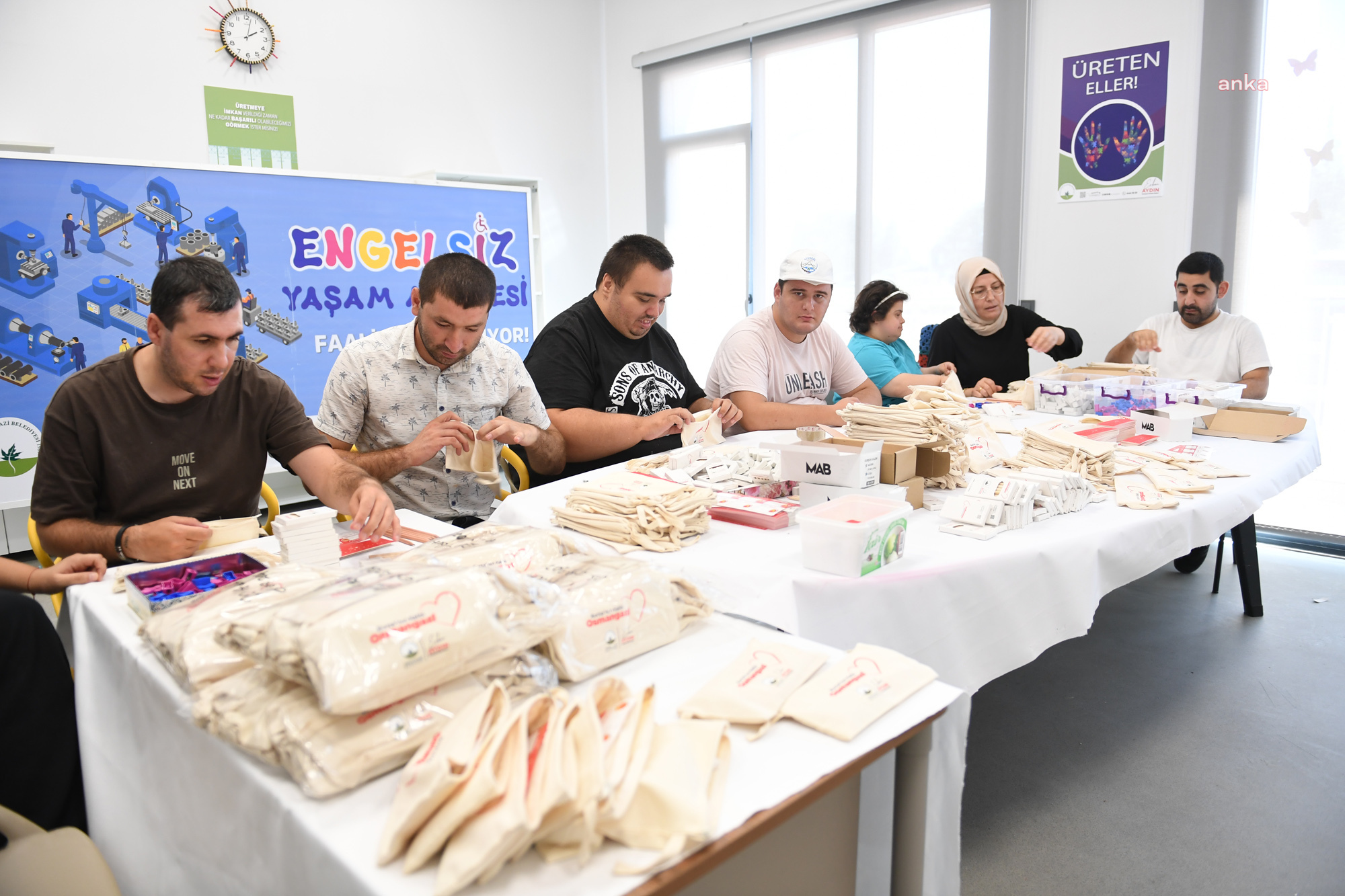 Osmangazi'de Engelli bireylerden birinci sınıf öğrencilerine hediye