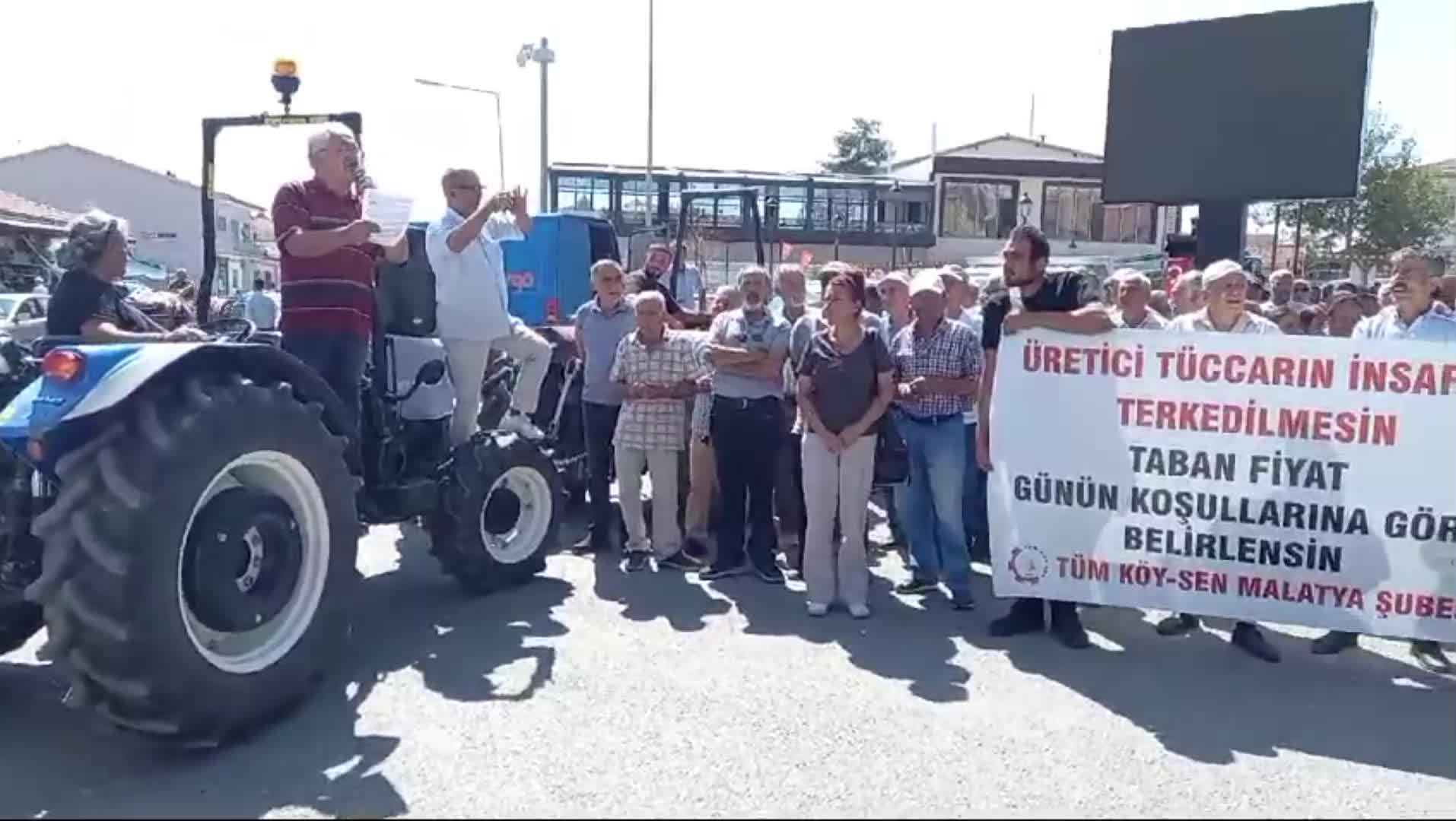 Kayısı çiftçisi TMO'ya isyan etti.. Tüm Köy Sen: ''TMO'nun kayısıya verdiği taban fiyat devede kulak kalmıştır. Resmen bizimle dalga geçilmektedir"