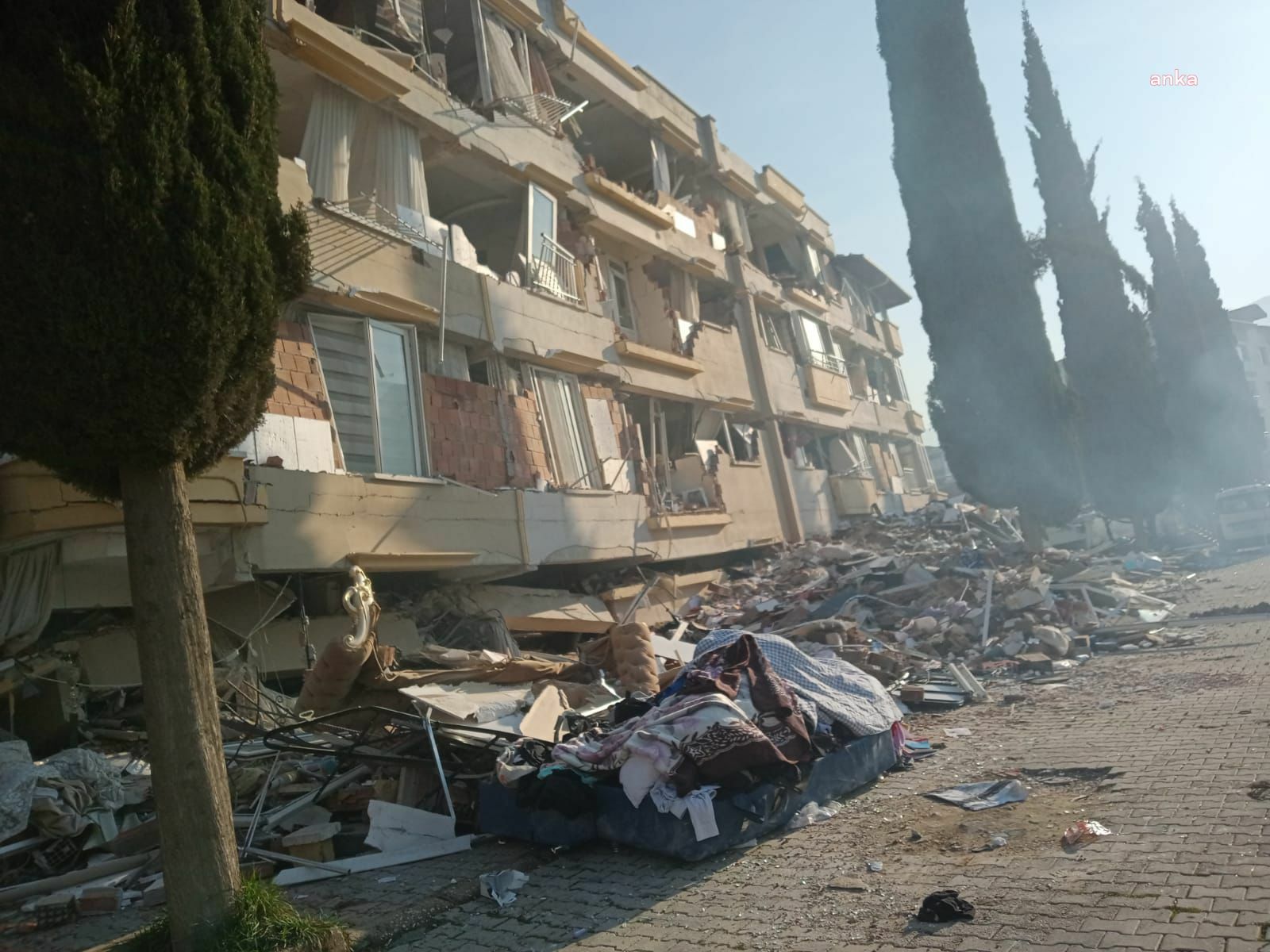 Hatay'da 16 kişiye mezar olan apartmanın müteahhidi Sahil'in tutukluluk halinin devamı kararlaştırıldı