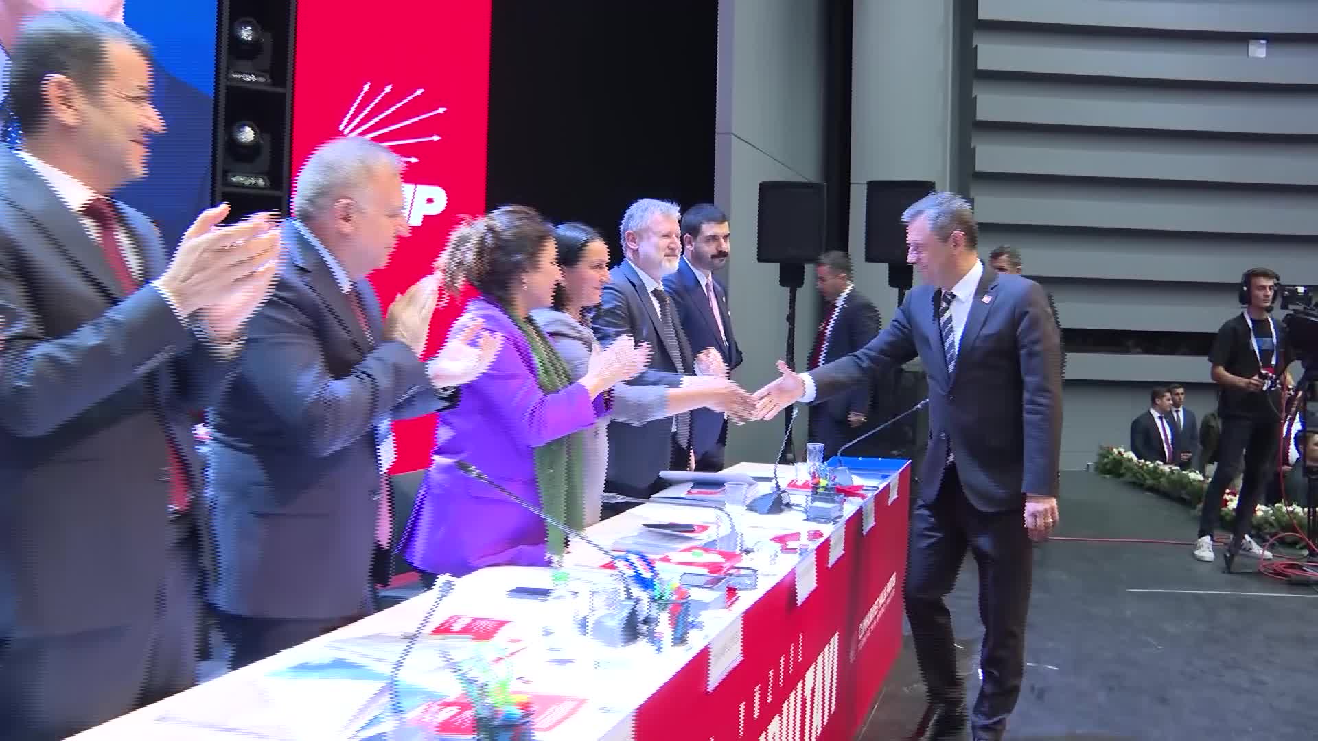 Özel'den Olağanüstü Tüzük Kurultayı oylaması sonrası teşekkür konuşması: "Türkiye'yi en iyi biz yöneteceğiz demeye hazırız"