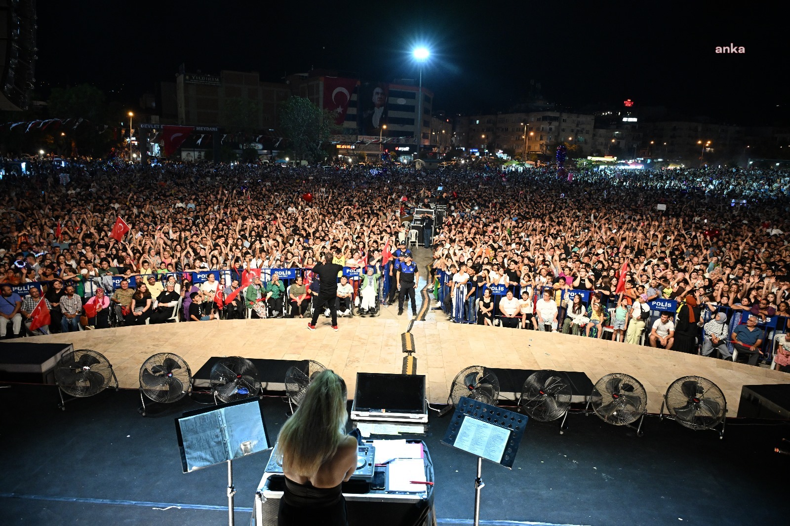 Manisa’nın ilçelerinde kurtuluş coşkusu konserlerle devam ediyor