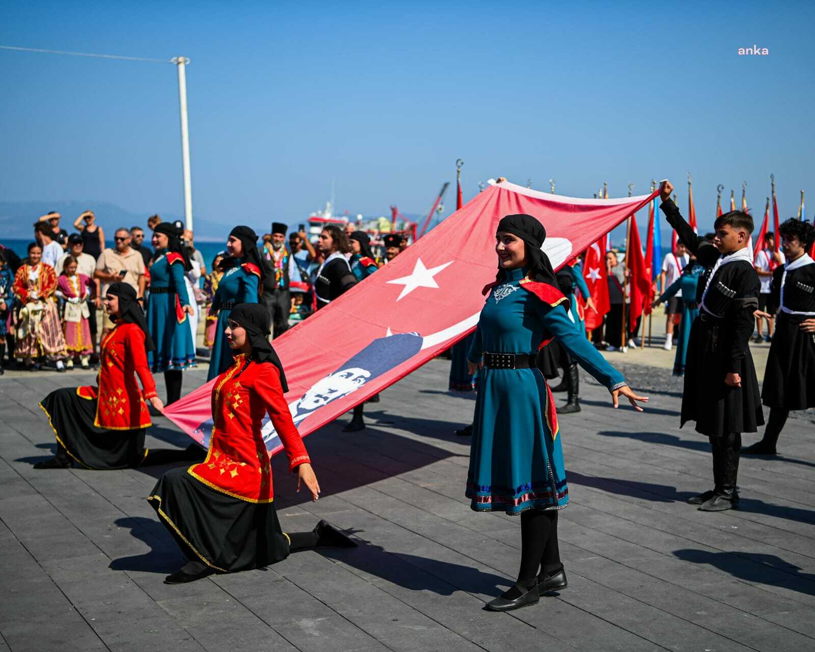 Kuşadası'nda kurtuluş coşkusu yaşanıyor