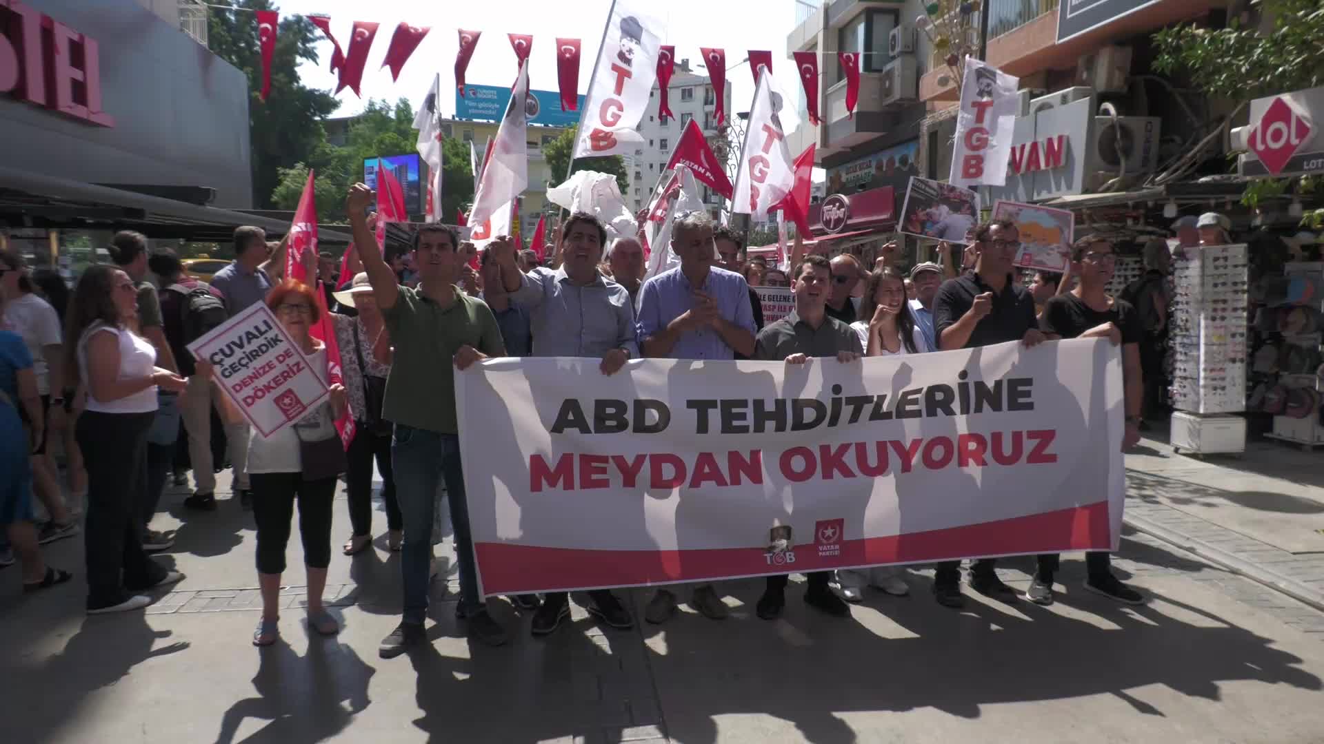 İzmir'de Vatan Partisi ve TGB üyelerinden, ABD askerlerinin başına çuval geçirdikleri yerde açıklama: "Amerikan gemisinin katil sürüsüne çuval geçirdik"