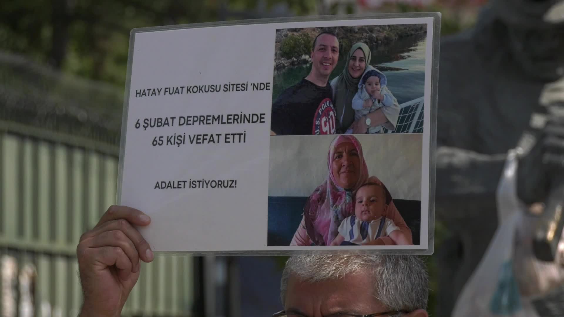 Depremzede Döne Kaya'dan Madenci Anıtı önünde oturma eylemi: "6 Şubat depremlerinde kaybettiğim Çınar'ım için, vefat eden Narin için adalet istiyoruz"