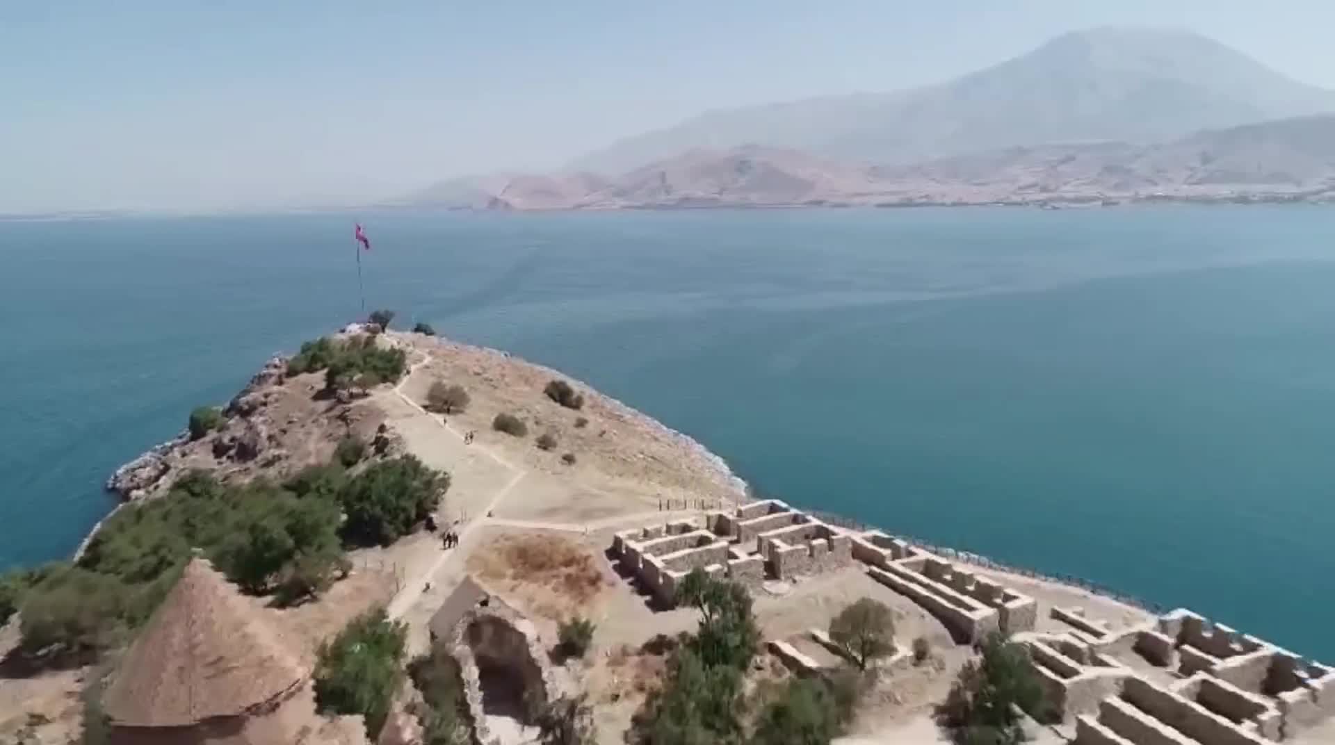 Van’daki Akdamar Kilisesi'nde 12'nci ayin yapıldı... Sahak Maşalyan: "İlgi her geçen sene artsa da bu hayat pahalılığı etkisini burada da gösteriyor"