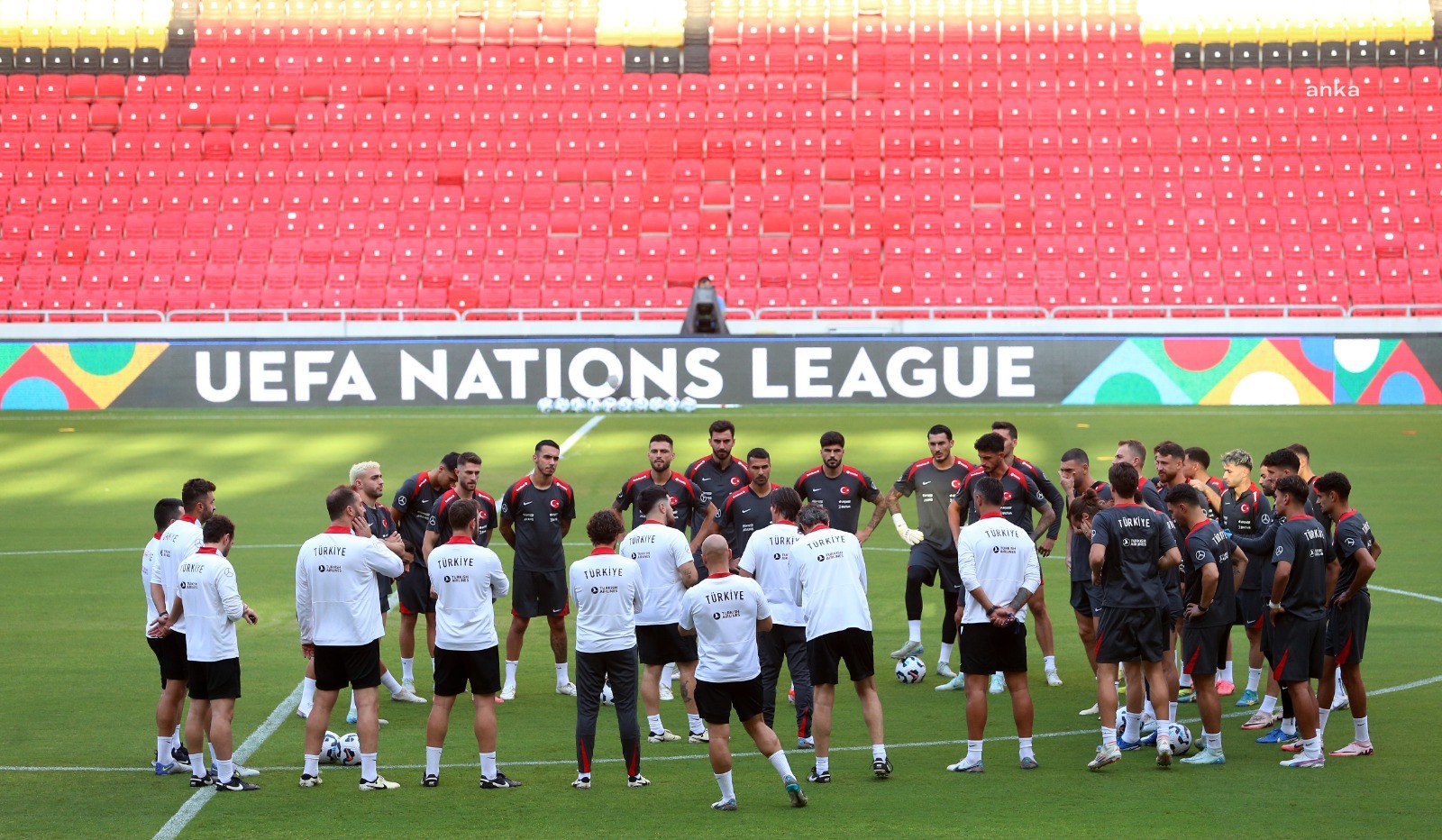 Türkiye A Milli Futbol Takımı, İzlanda maçı hazırlıklarını Gürsel Aksel Stadyumu'nda yaptığı antrenmanla tamamladı