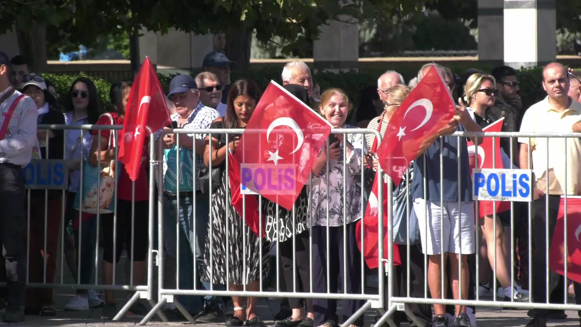 İzmir'in kurtuluşunun 102'inci yıl dönümü dolayısıyla Hükümet Konağı önünde temsili bayrak töreni