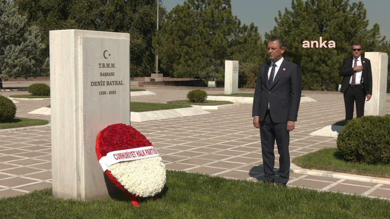 CHP’nin 101’inci kuruluş yıl dönümü... Özgür Özel başkanlığındaki heyet, Devlet Mezarlığını ziyaret etti