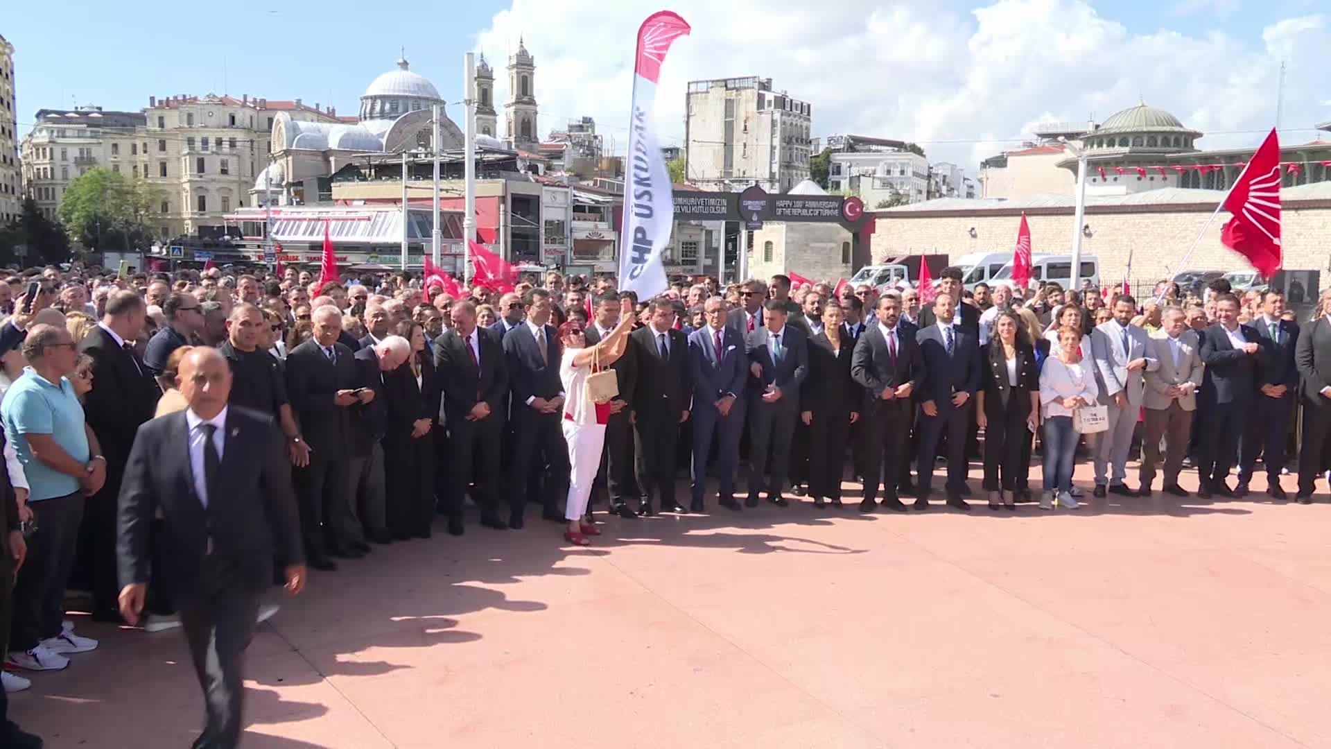 CHP'nin 101. yaşı Taksim'de kutlandı... İmamoğlu: İktidar yolculuğunun en çalışkan neferi olacağıma hepinize söz veriyorum