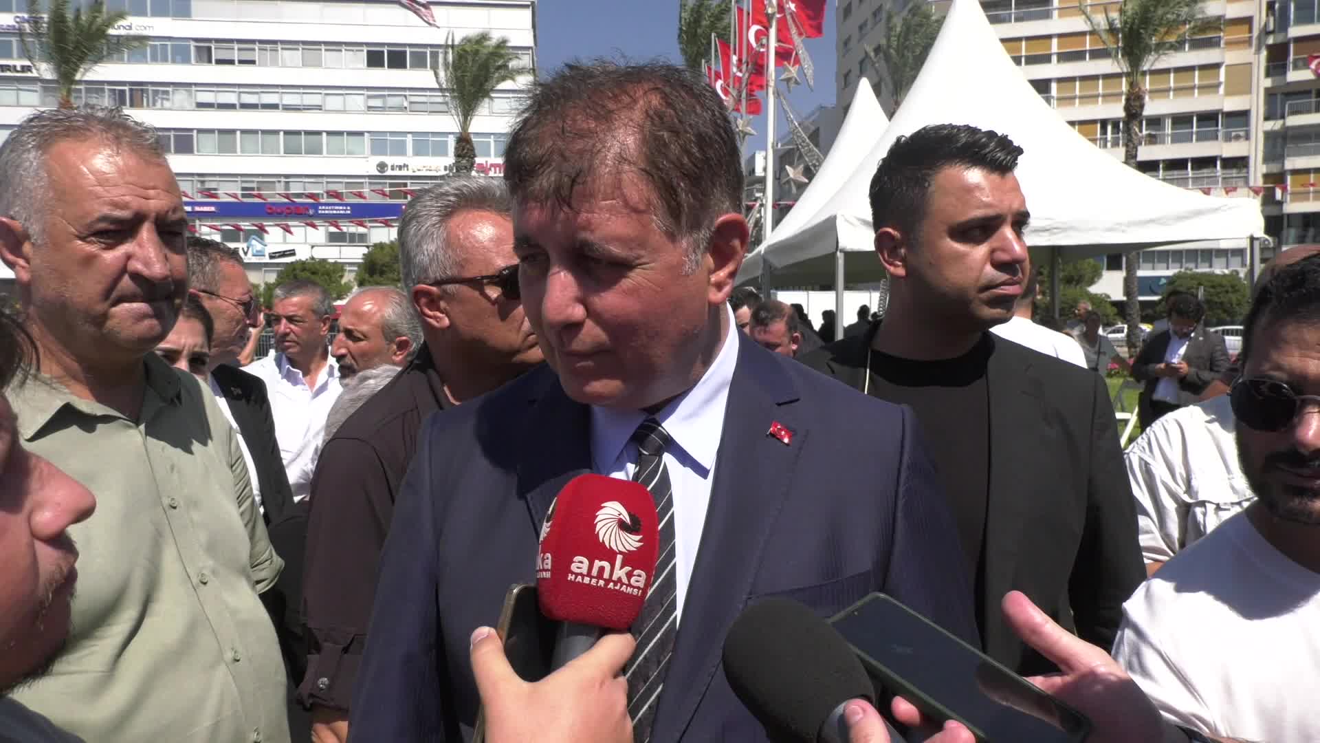 İzmir Büyükşehir Belediye Başkanı Tugay'dan "Solo Türk" tepkisi: "Birçok şeyden tasarruf edilmediğini görüyorum, buna mı kaldı..."