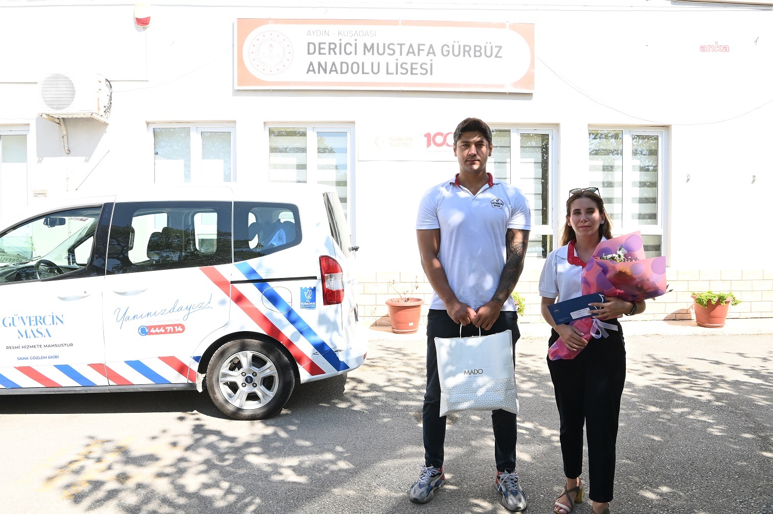 Kuşadası Belediyesi ekipleri, yeni dönemin ilk gününde okullara ziyaret