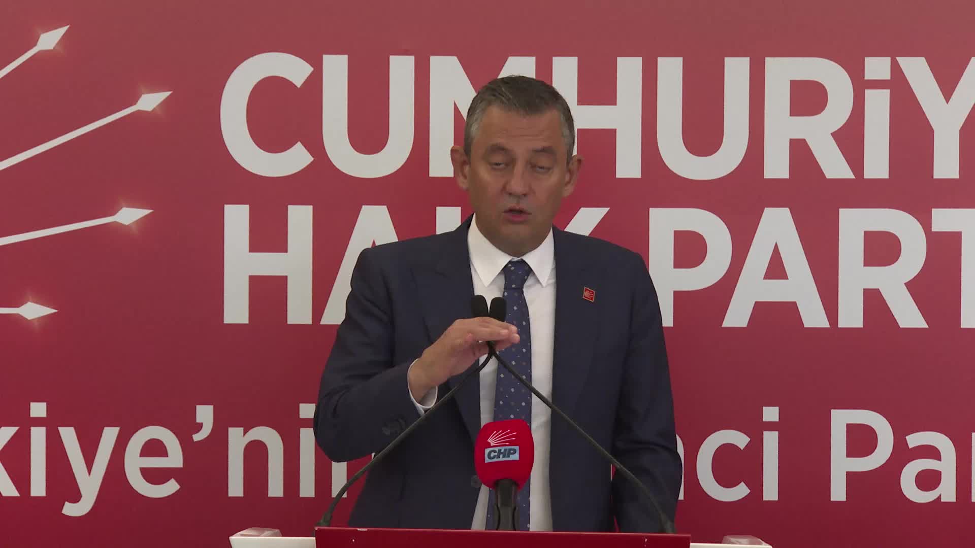 CHP'nin 101'inci kuruluş yıl dönümü... Özgür Özel, farklı kesimlerden mağdur ailelerle bir araya geldi: "Annenin gözyaşının rengi yoktur"