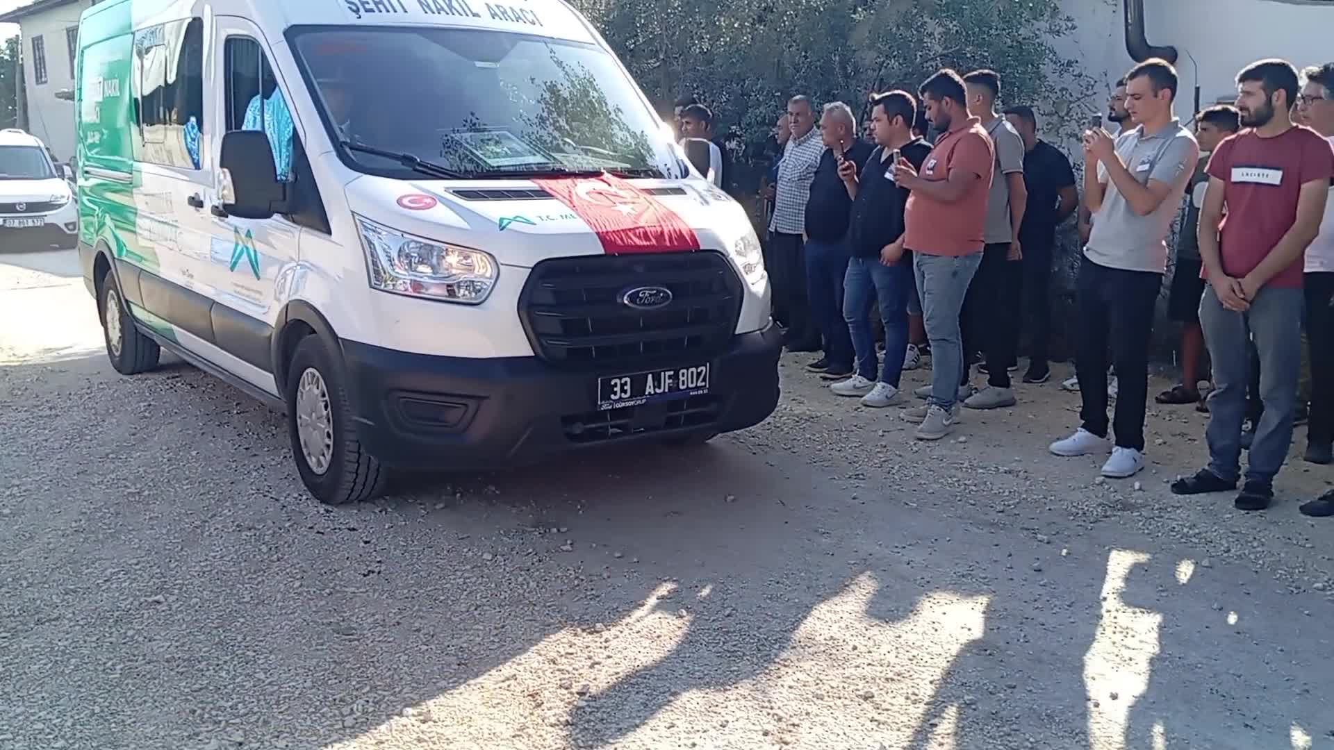 Tunceli'deki kazada şehit olan Uzman Çavuş Mehmet Aykanat, Osmaniye'de son yolculuğuna uğurlandı