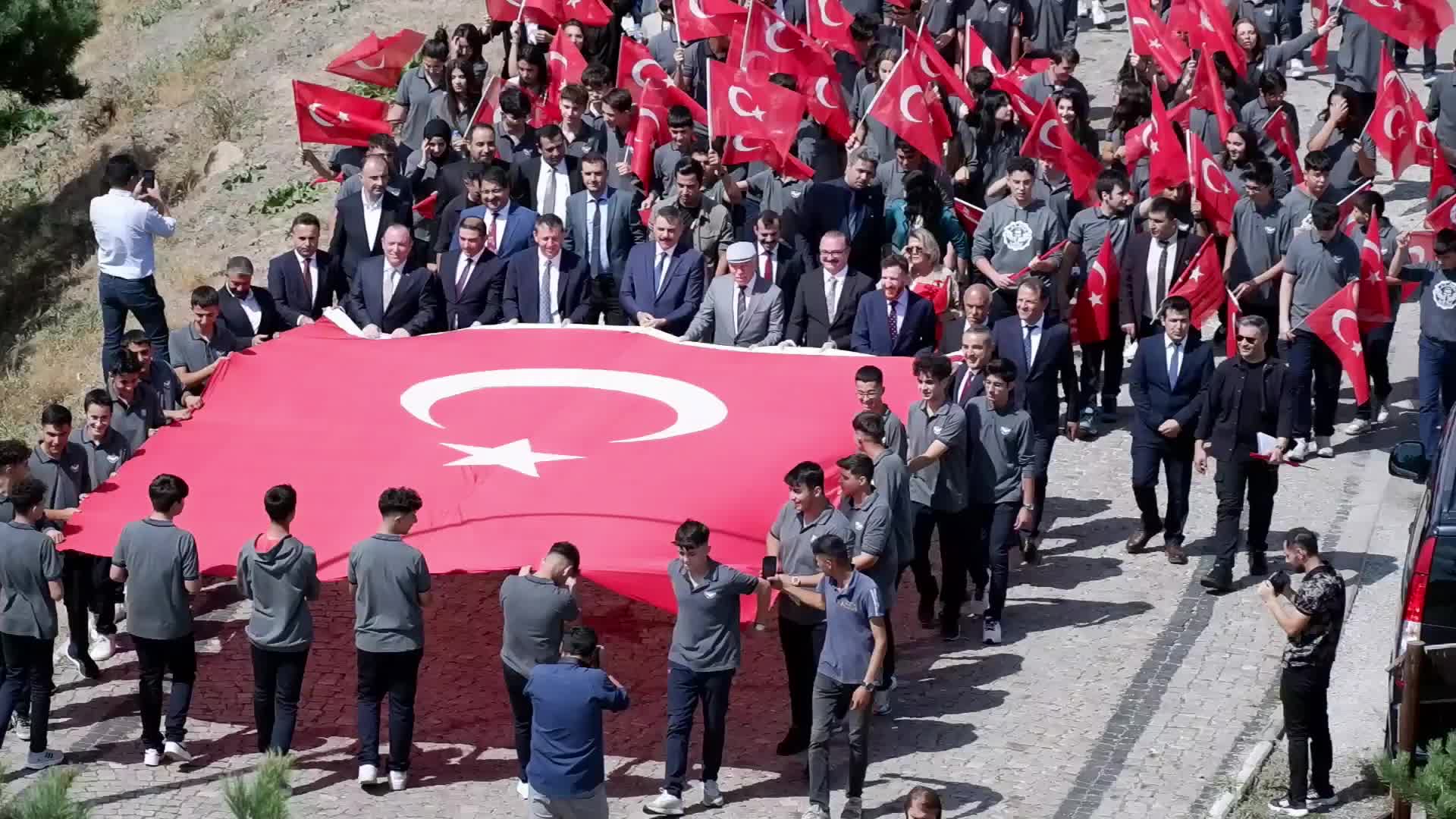 Erzurum'da eğitim yılının ilk dersi tarihi Aziziye Tabyaları'nda işlendi... Öğrenciler savaş meydanında ders başı yaptı