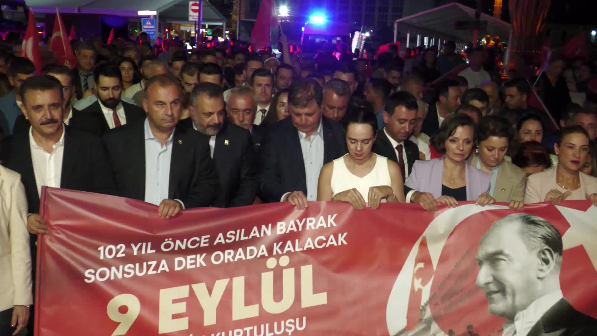 350 metrelik Türk bayrağı Kordon’u donattı: 9 Eylül kurtuluş coşkusu Fener alayı ile taçlandı