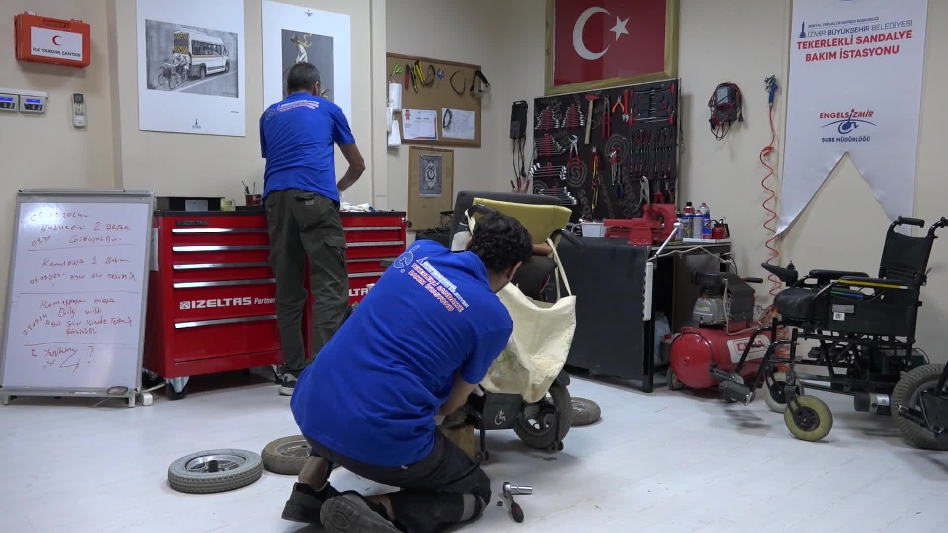 İzmir'de tekerlekli sandalyeleri Büyükşehir Belediyesi tamir ediyor