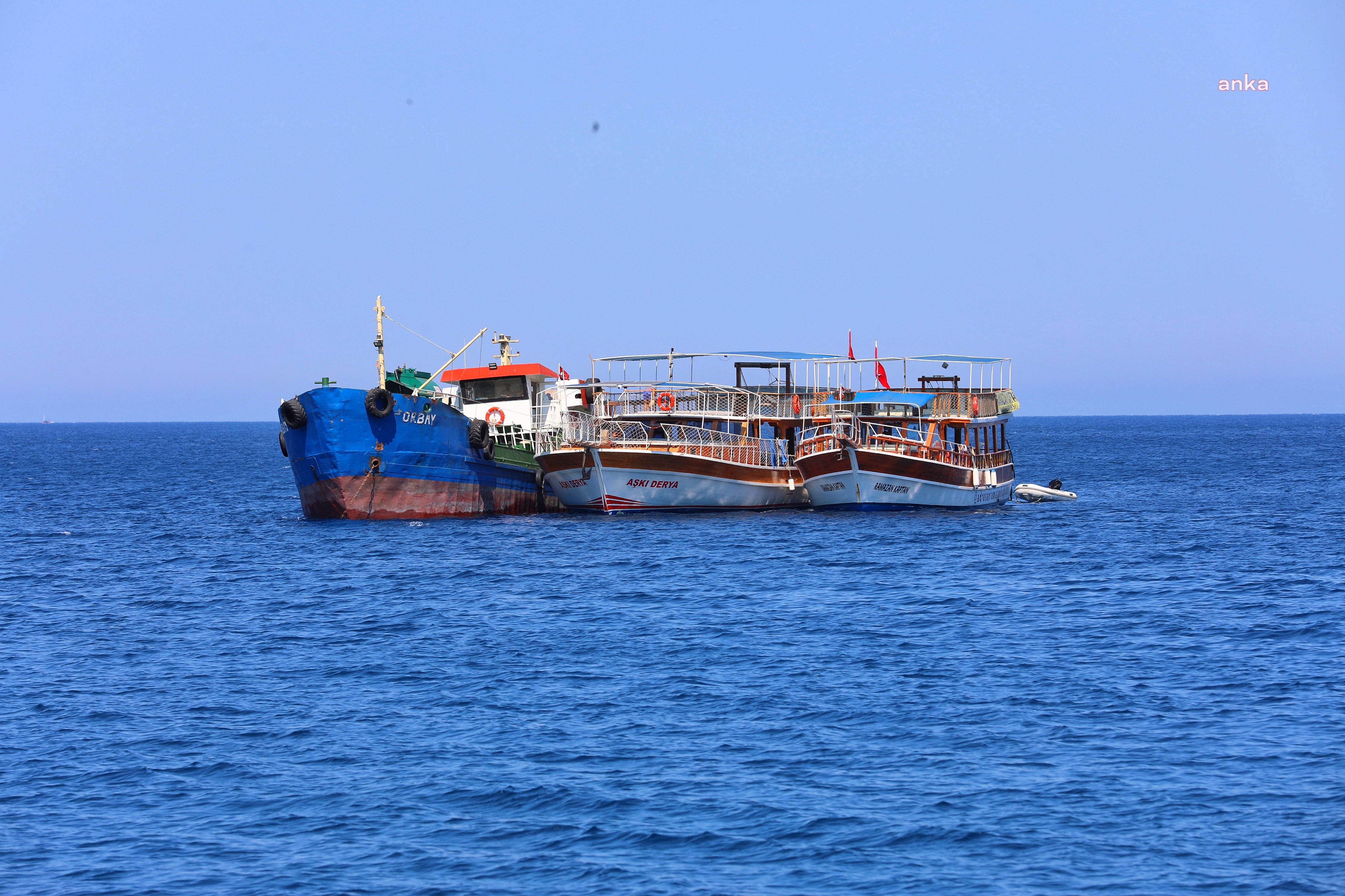 Antalya Büyükşehir Belediyesi’nin atık alım gemisi Adrasan sularında