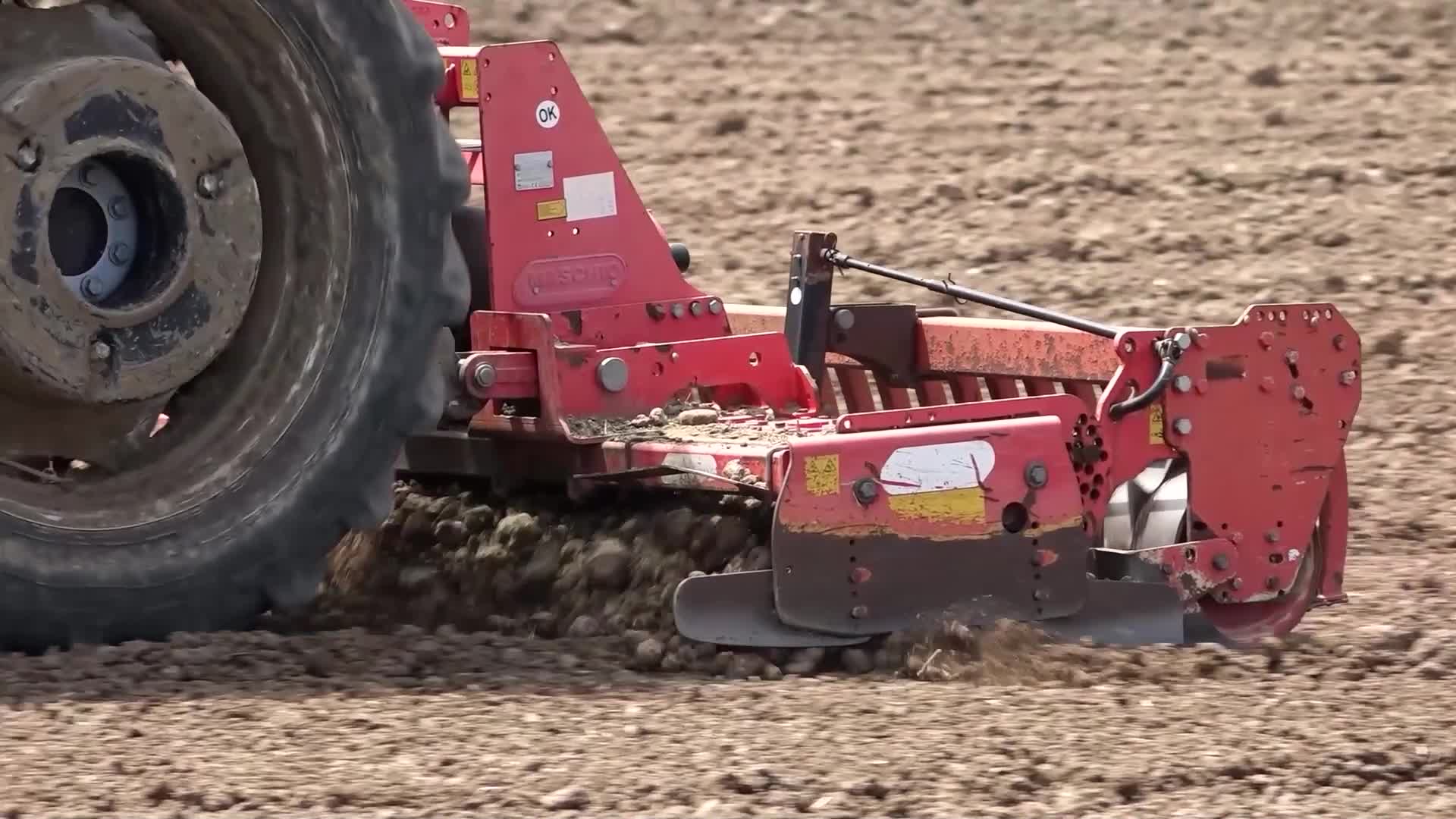 Balıkesir Büyükşehir Belediyesi’nin dağıttığı makinelerle ilk salçalar çekildi