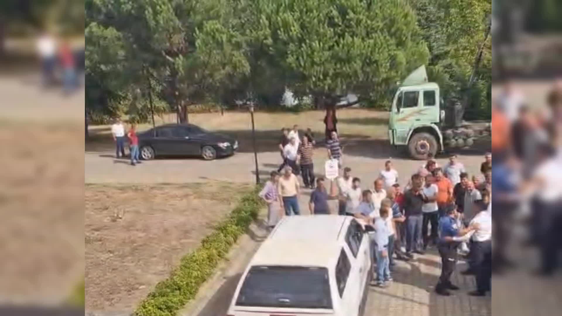 Karabük'ün Yenice ilçesinde orman işçileri tırlarla eylem yaptı