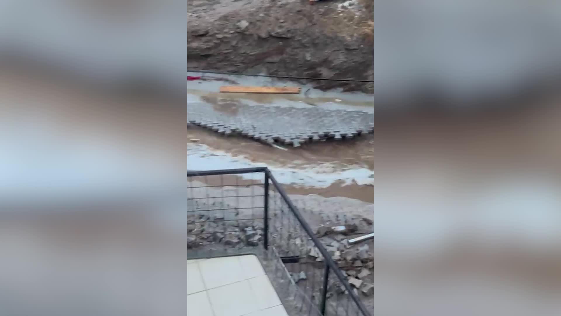 Menderes Belediye Başkanı Çiçek, sel felaketinden dolayı mağdur olan mahalleleri ziyaret etti