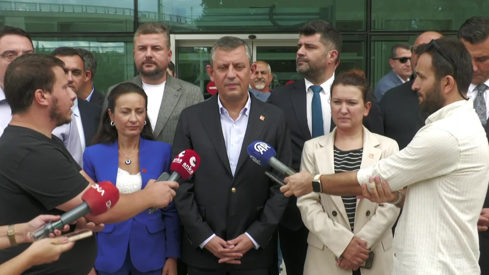 Özgür Özel'den, Erdoğan'a "Özür" yanıtı: "Dilruba adına özür dilerim... Şimdi sıra Erdoğan'da. Geziye katılanlara 'sürtük' dediği ifadeler. Sayın Erdoğan da onlardan bir özür dilesin"