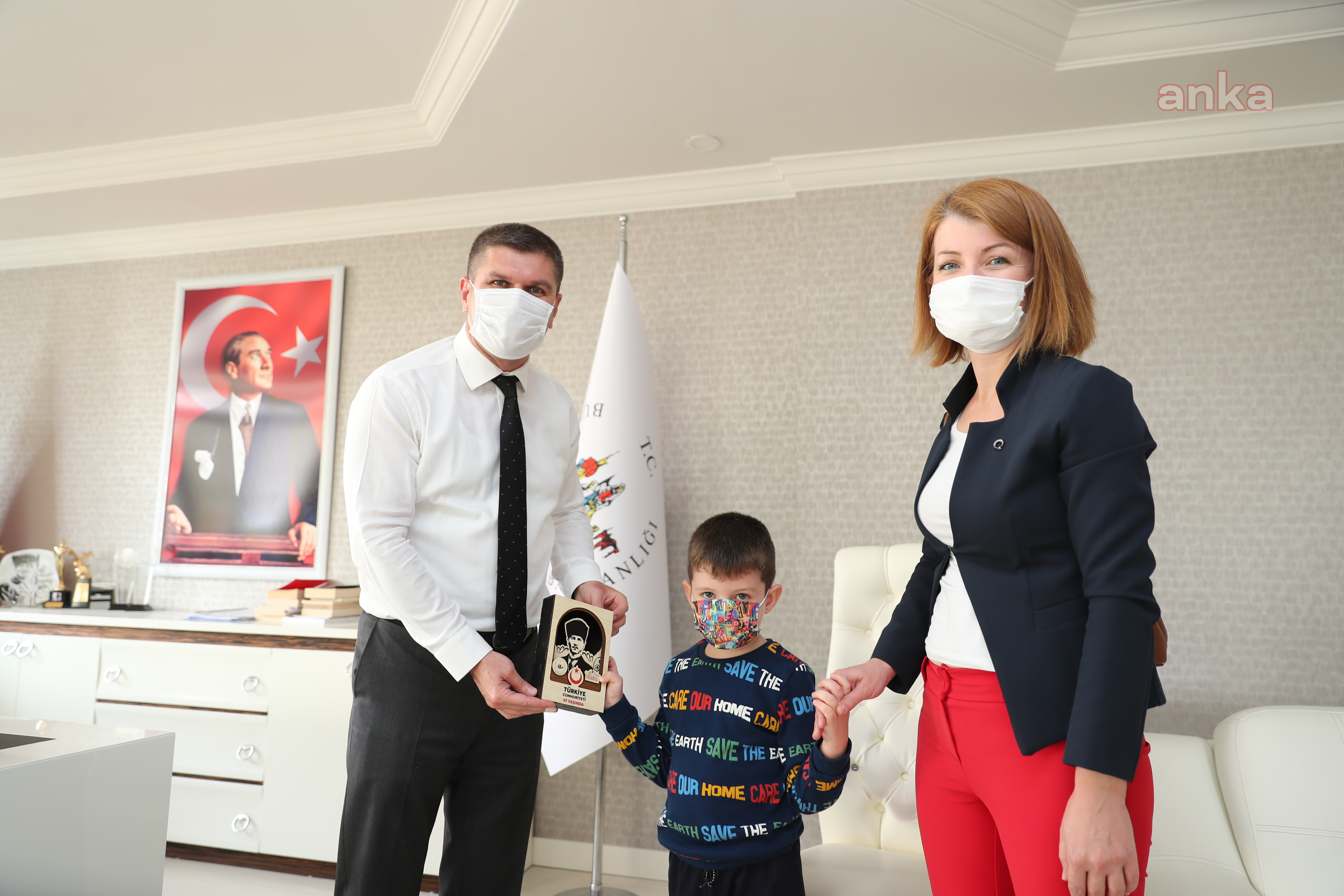 BURDUR'DA CUMHURİYET BAYRAMI YARIŞMASININ MİNİK KATILIMCILARI ÖDÜLLERİNİ ALDI