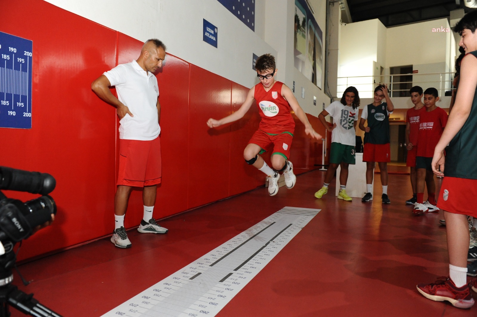 Karşıyaka Belediyesi çocukların spor yaşamına destek oluyor