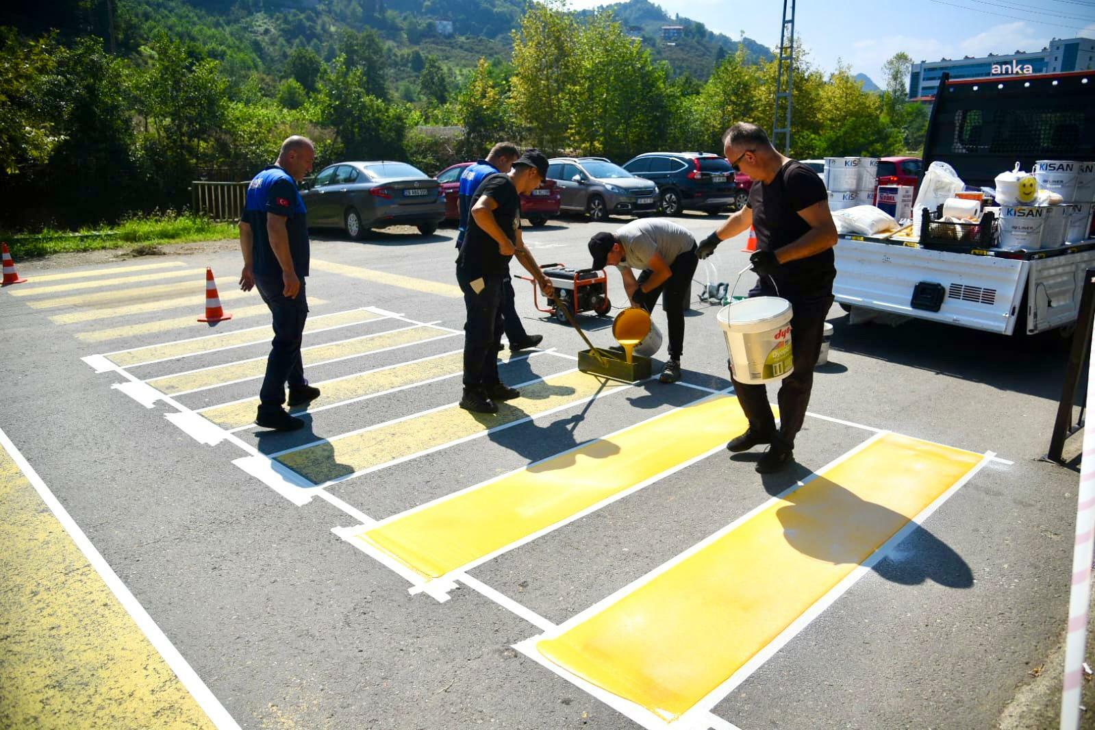 Giresun Belediyesi, okul önlerindeki yaya geçitlerini yeniliyor