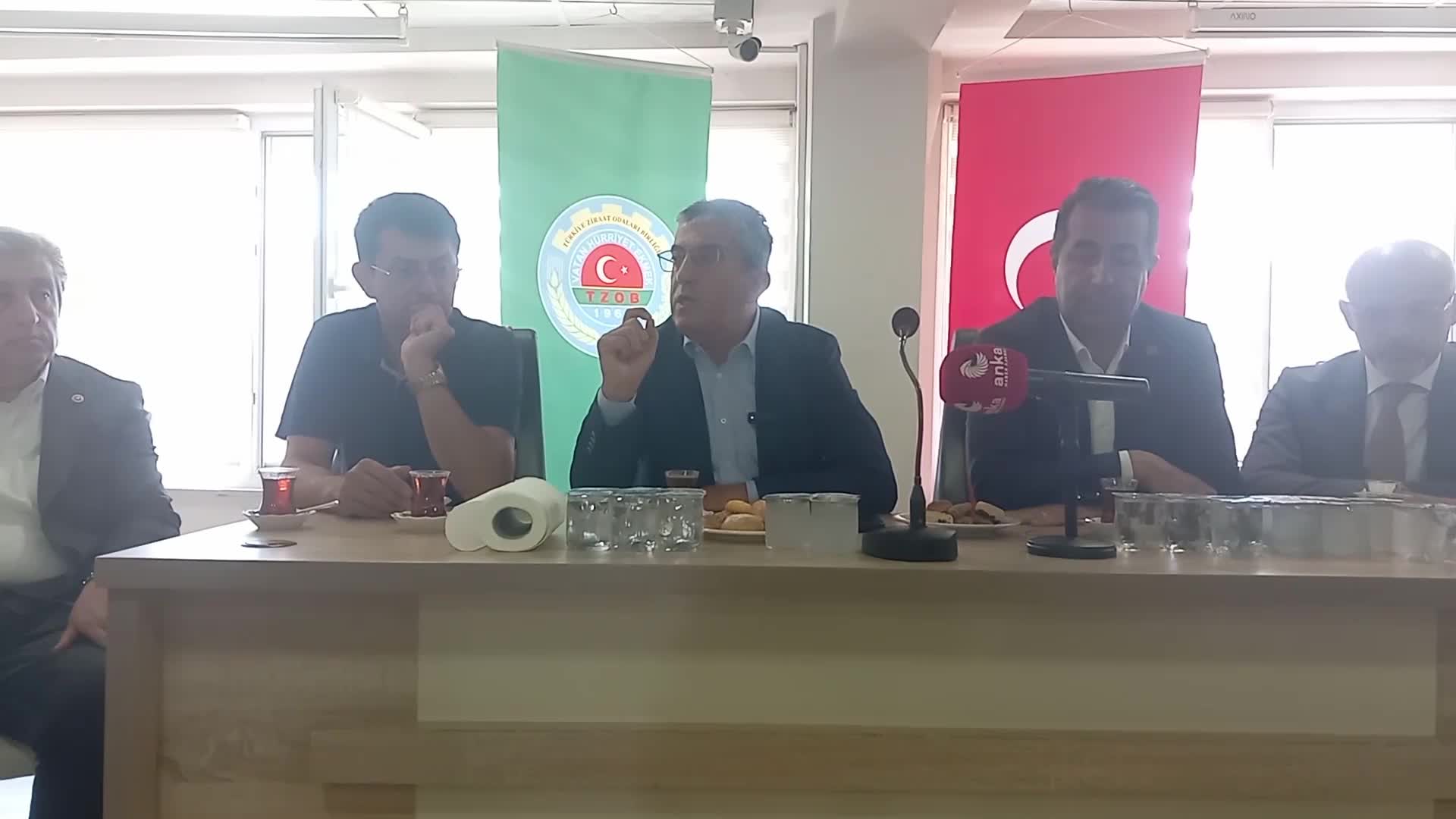 Terme'de fındık üreticileri ürünleri yola dökerek eylem yaptı... Gökhan Günaydın: "Alsın bunu Tarım Bakanı ne yapıyorsa yapsın"