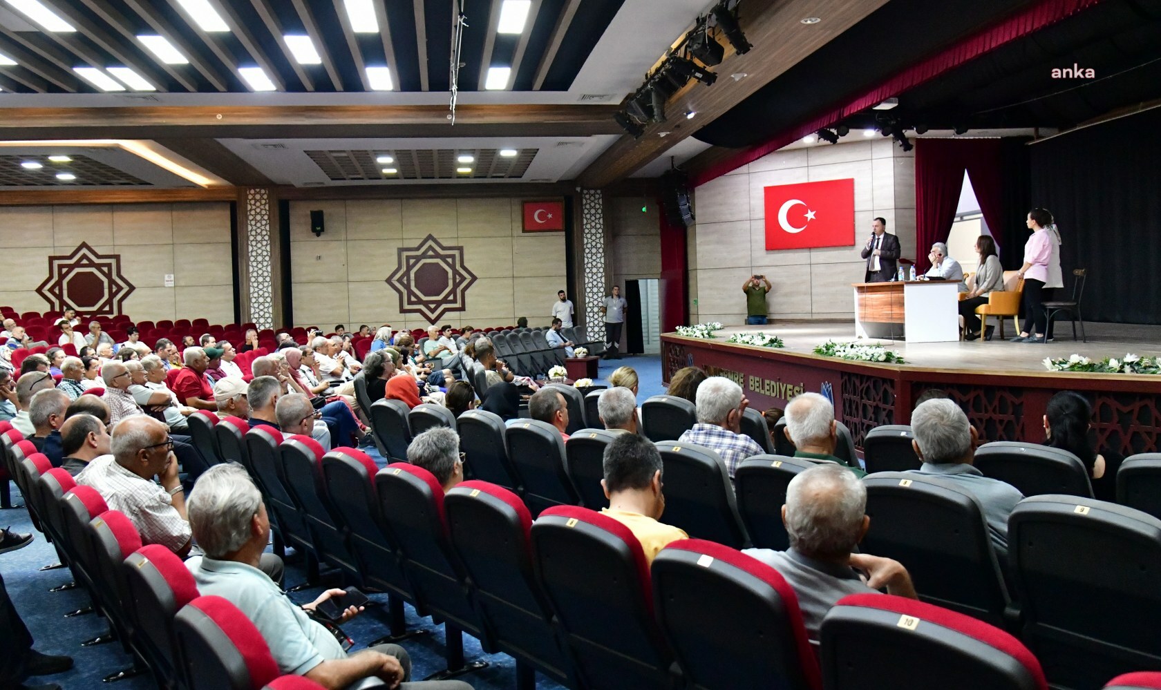 Yunusemre Belediye Başkanı Balaban, kentsel dönüşüm toplantısında vatandaşlarla buluştu