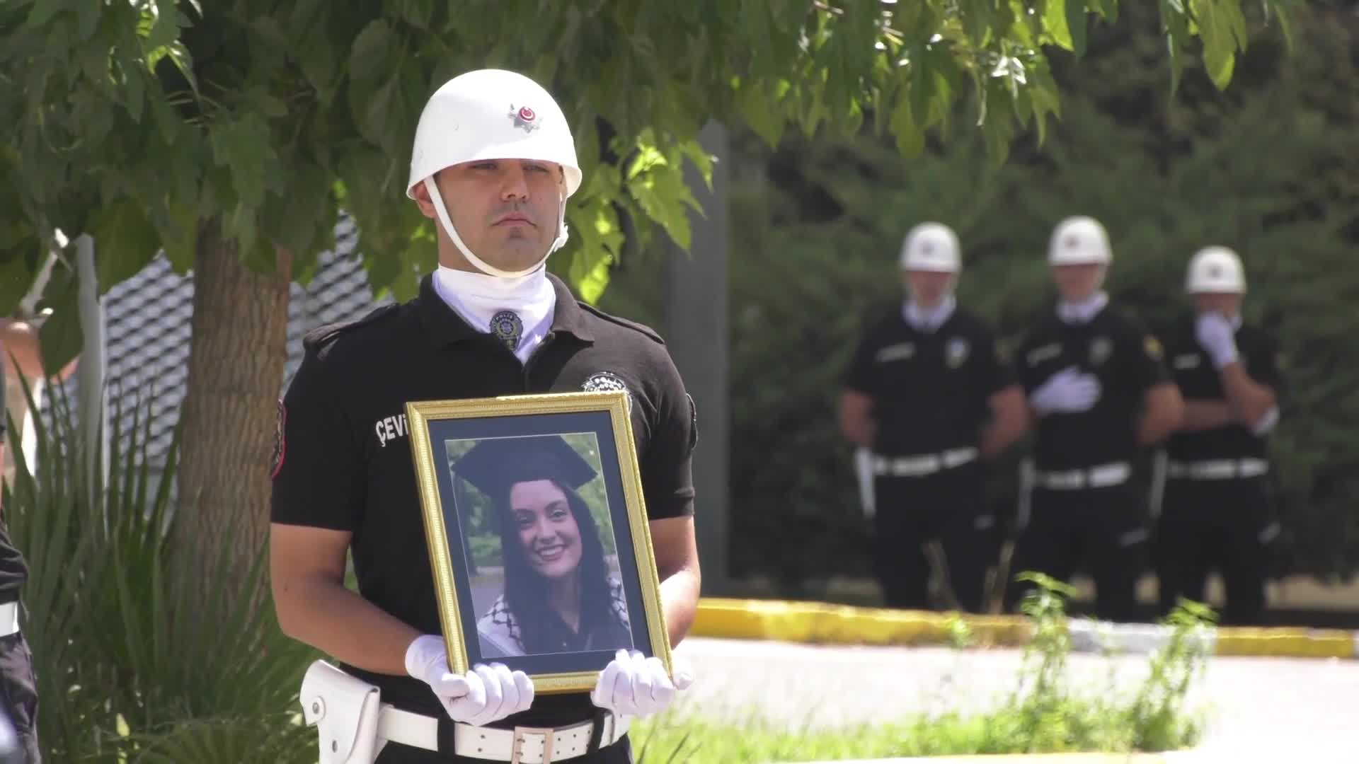 Özgür Özel,  Ayşenur Ezgi Eygi için düzenlenen törene katıldı: "Ayşenur bugünün, bu çağın Deniz Gezmiş'idir"