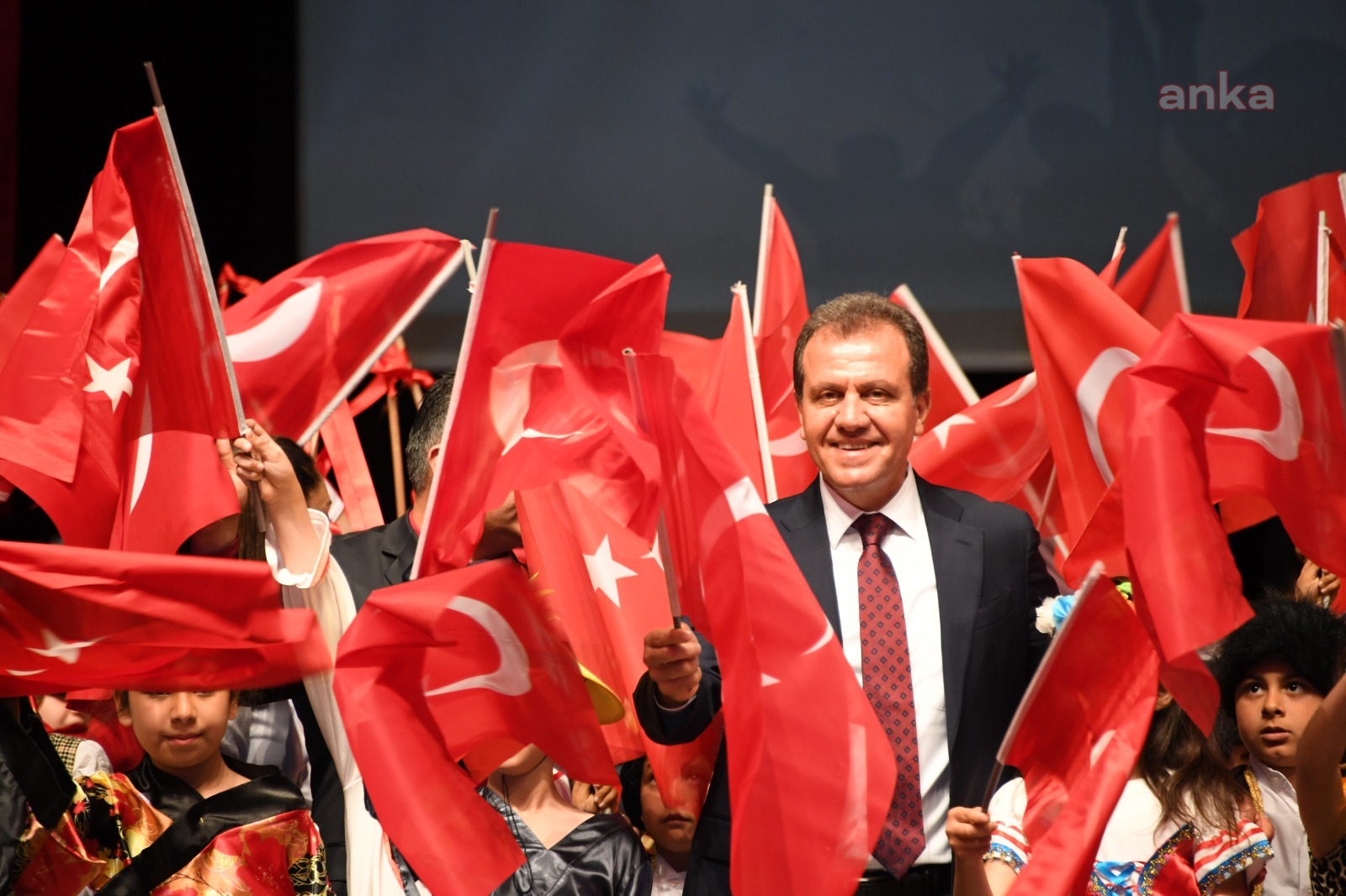 VAHAP SEÇER: "CUMHURİYET, CEHALETE, YOKSULLUĞA, ÇARESİZLİĞE KARŞI VERİLEN MÜCADELENİN DİĞER ADIDIR"
