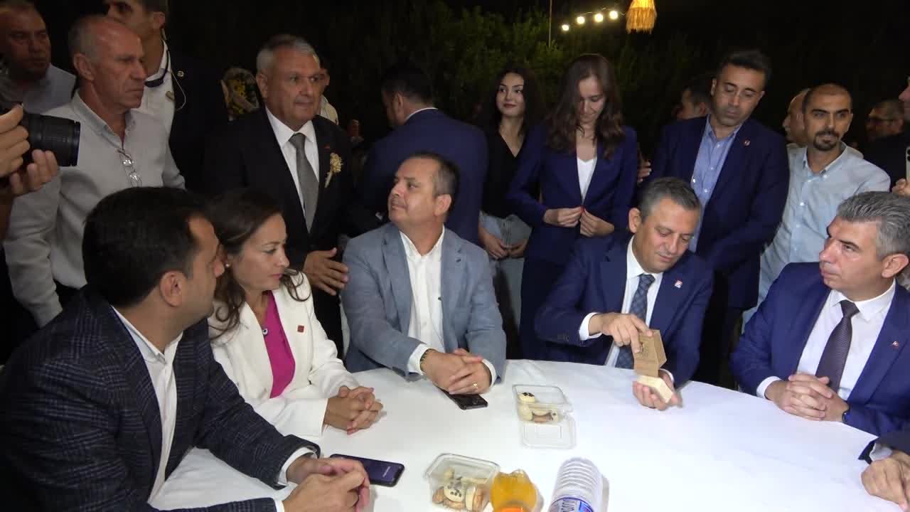 CHP Genel Başkanı Özel,  Utku Saka ile Dilara Berber'in nikah şahitliğini yaptı
