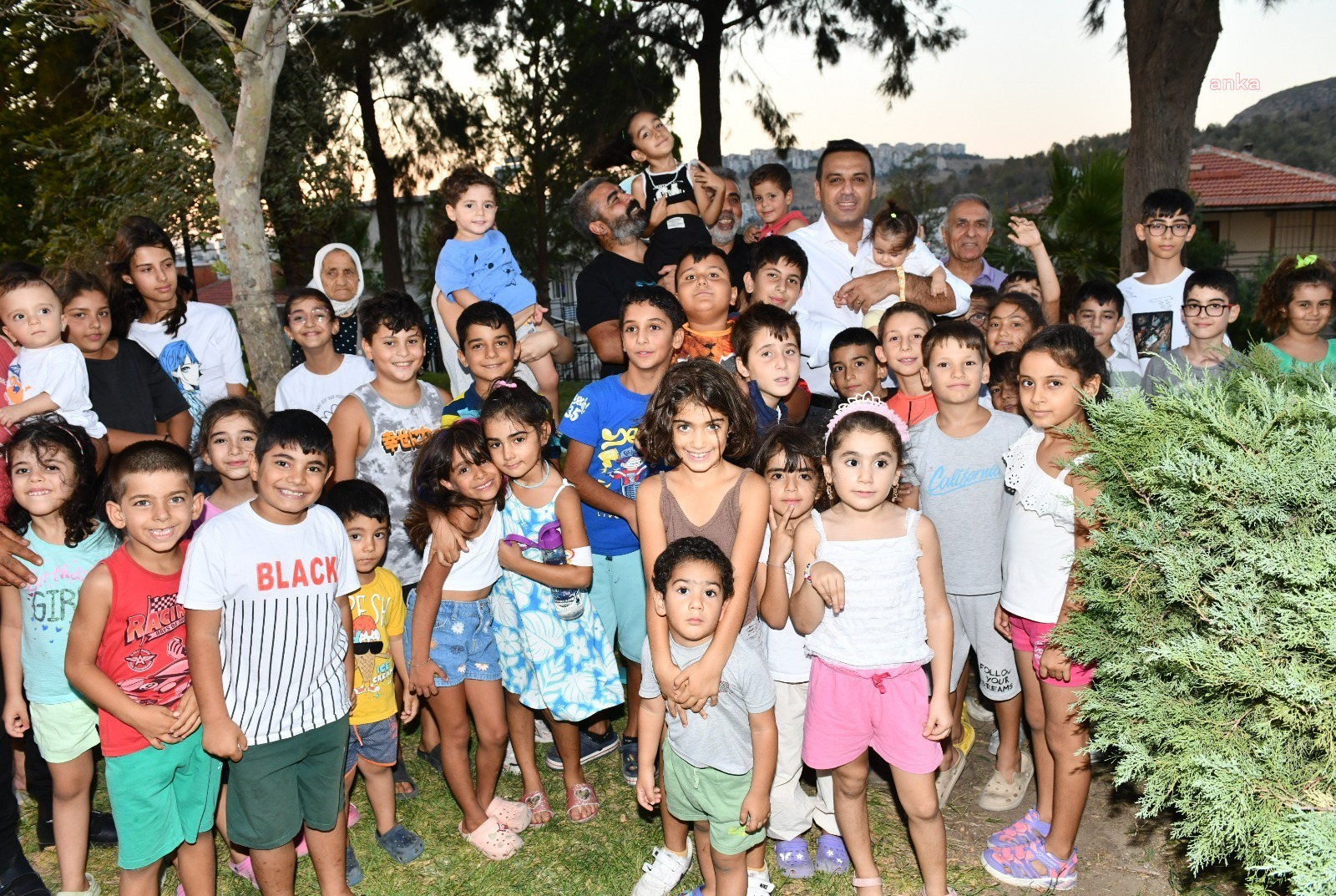 Çiğli Belediye Başkanı Yıldız’dan Güzeltepe Mahallesi’ne sürpriz ziyaret