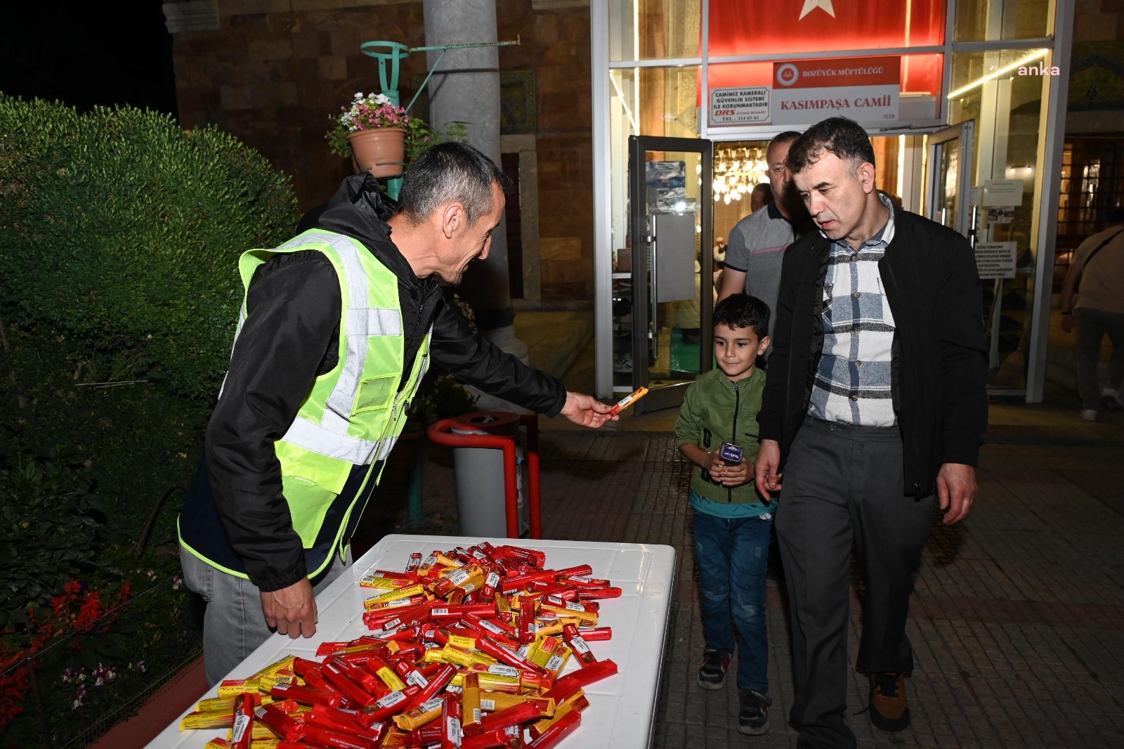 Bozüyük Belediyesi vatandaşlara kandil dolayısıyla şeker ikram etti