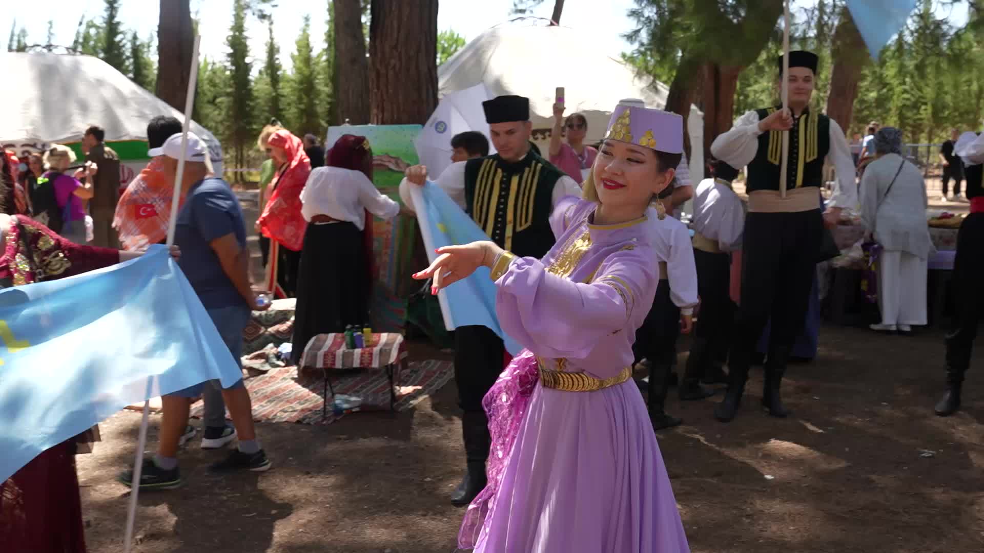 3. Uluslararası Antalya Yörük Türkmen Festivali'nin ikinci gününde Azerin, Uğur Önür ve Ayça Akkın sahne aldı
