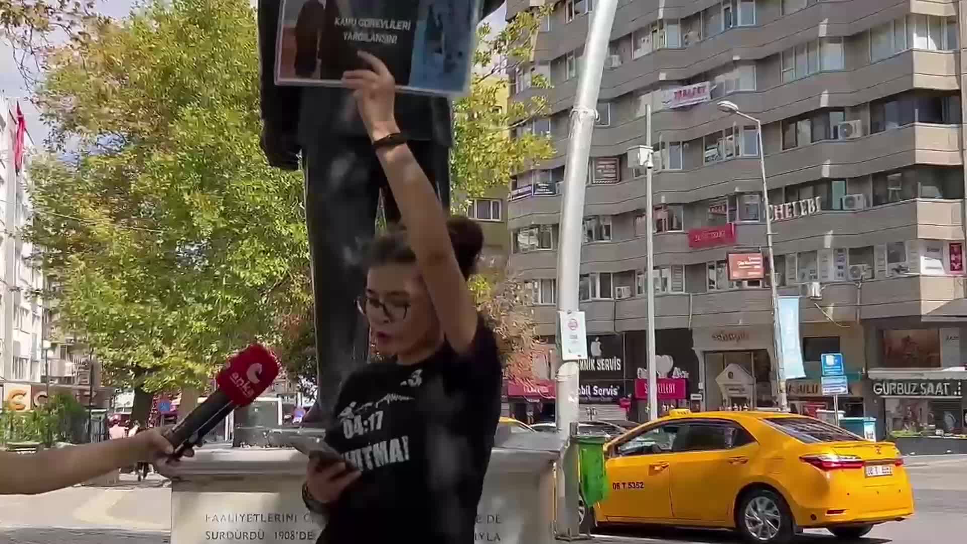 "Adalet nöbeti"ni Kuğulu Park'ta sürdüren depremzede Döne Kaya: " Cumhurbaşkanı'ndan bakanlıklarına kadar herkesi adaletin sağlanması için göreve davet ediyorum"