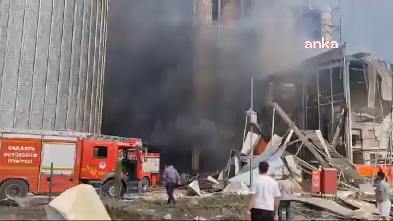 Sakarya'da makarna fabrikasında patlama... Sakarya Büyükşehir Belediye Başkanı Alemdar: "İçeriden ambulanslarla taşıdığımız 12 yaralı var"